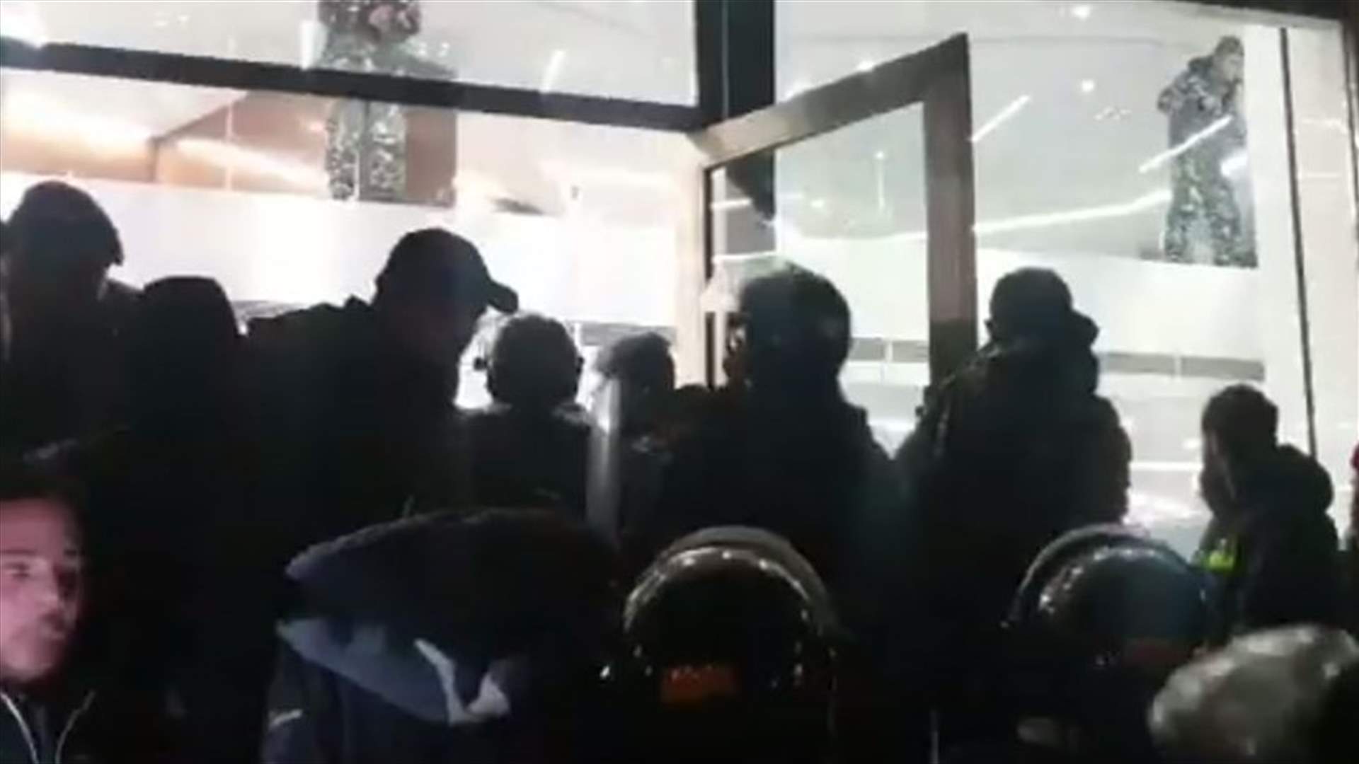 إشكال بين متظاهرين والقوى الأمنية أمام مصرف في حلبا (فيديو)