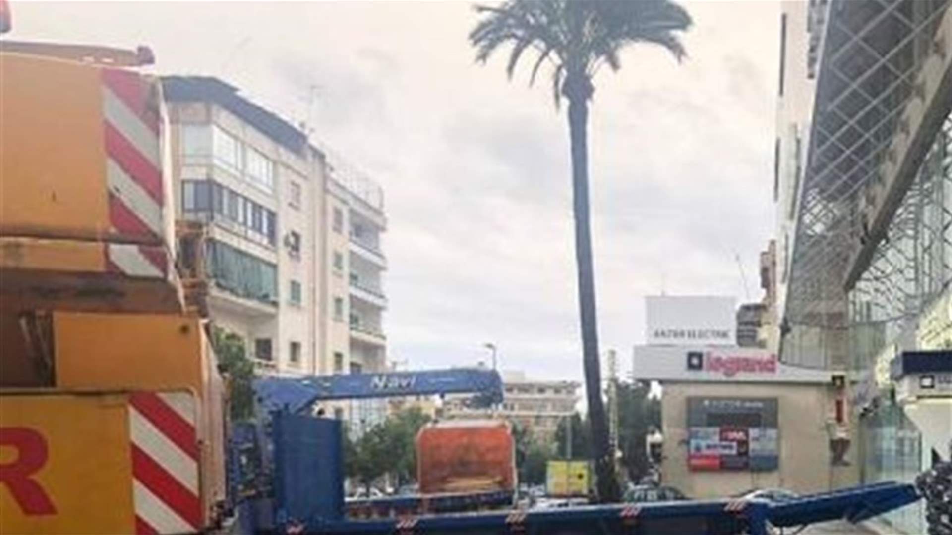 اقفل مدخل مصرف في صيدا برافعة وشاحنة...