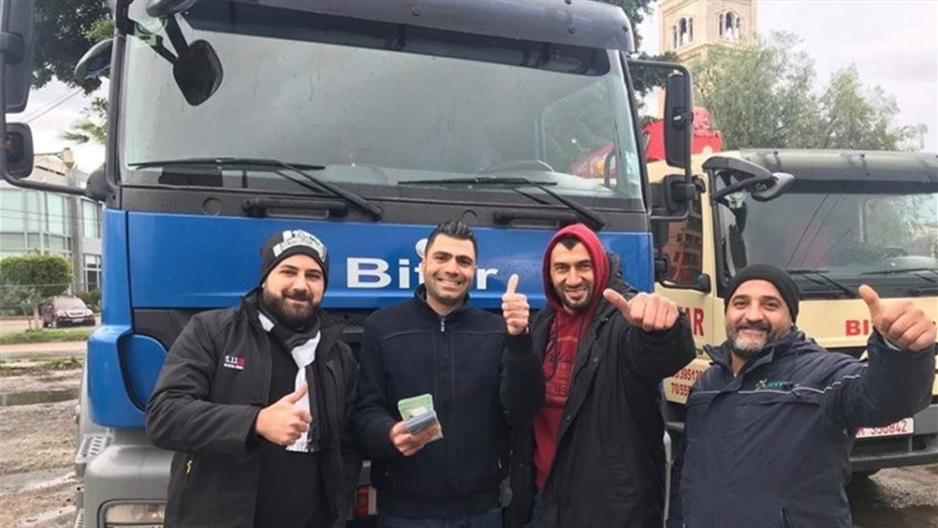 صرف "شك" في أحد مصارف صيدا بعد اغلاق مداخله بآليات ثقيلة