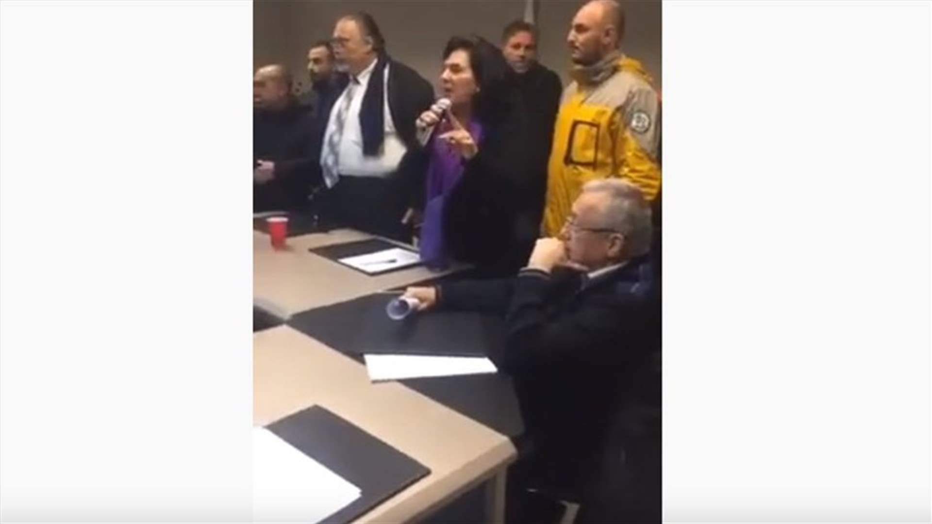 الثوار يجبرون أحمد فتفت على الخروج من غرفة التجارة والصناعة في طرابلس (فيديو)