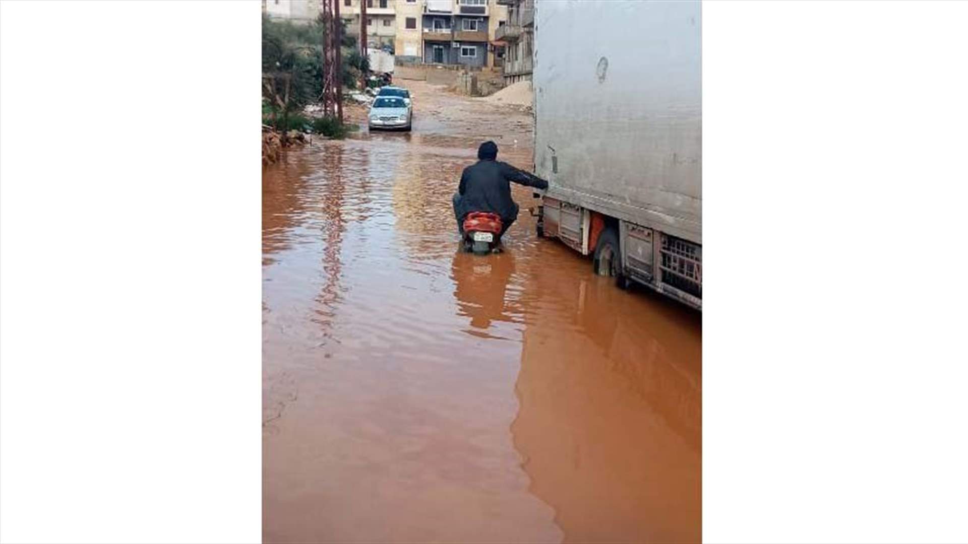 المياه تغمر أحد أحياء بتوراتيج - الكورة... والأهالي يناشدون ايجاد حل (فيديو)
