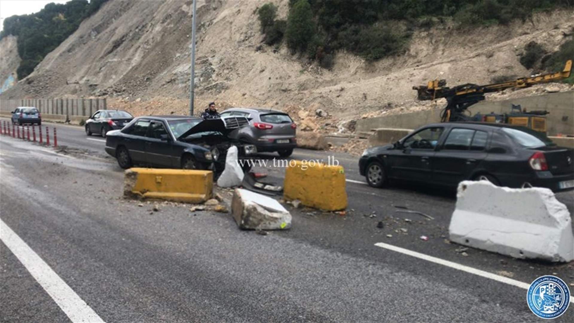 التحكم المروري: جريح نتيجة اصطدام مركبة بالفاصل الاسمنتي على أوتوستراد شكا باتجاه طرابلس (صورة)