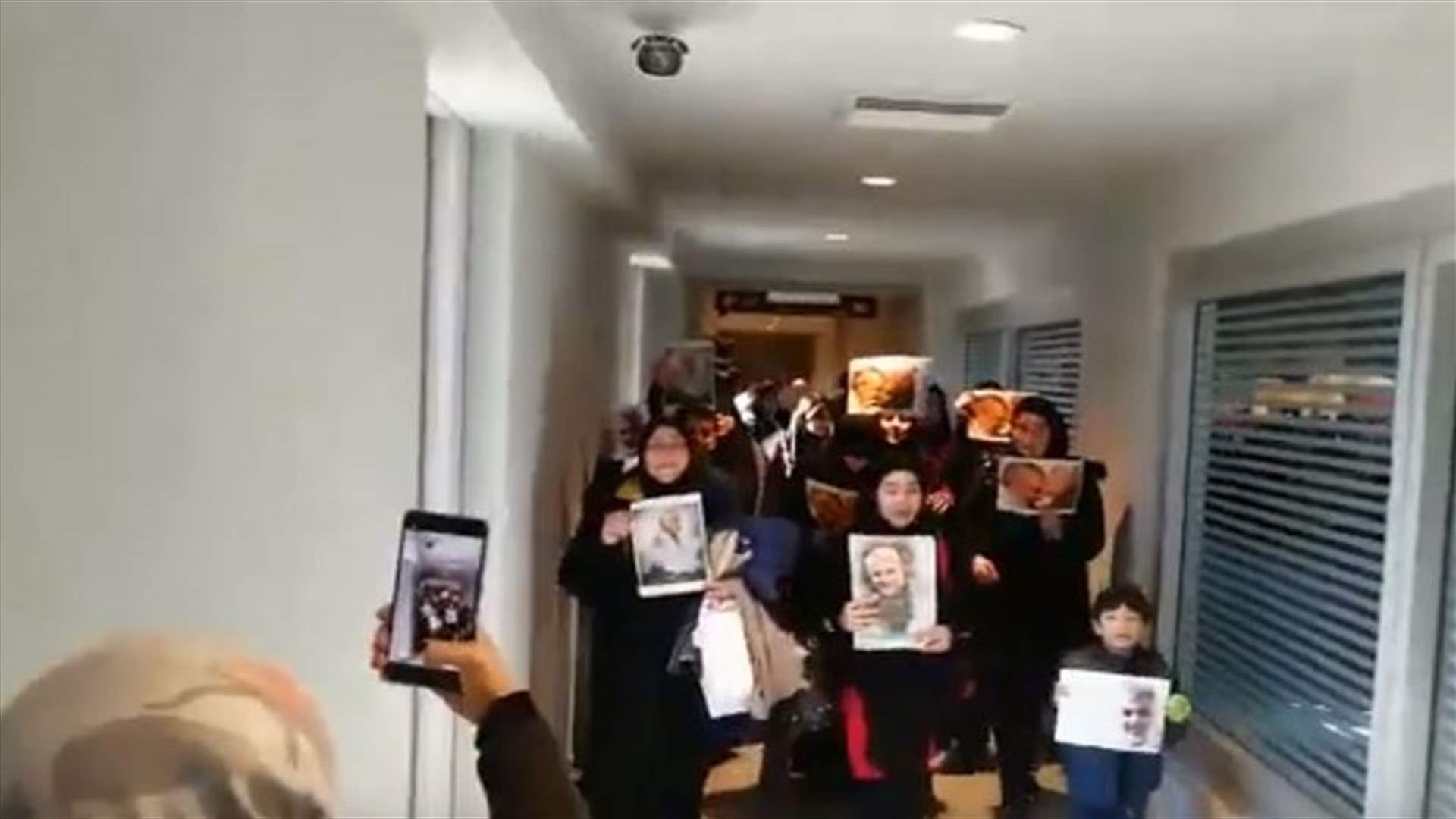 مجموعة نسوة يحملن صور سليماني في المطار... وهتافات مناهضة لأميركا واسرائيل (فيديو)