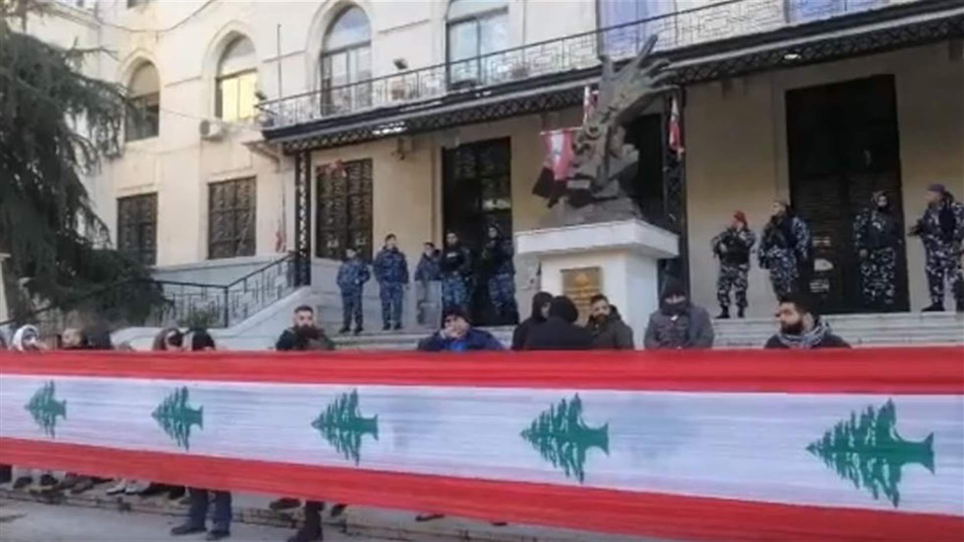 محتجون يقفلون سرايا زحلة ووزارة المالية بعلم لبناني كبير وسط انتشار أمني (فيديو)