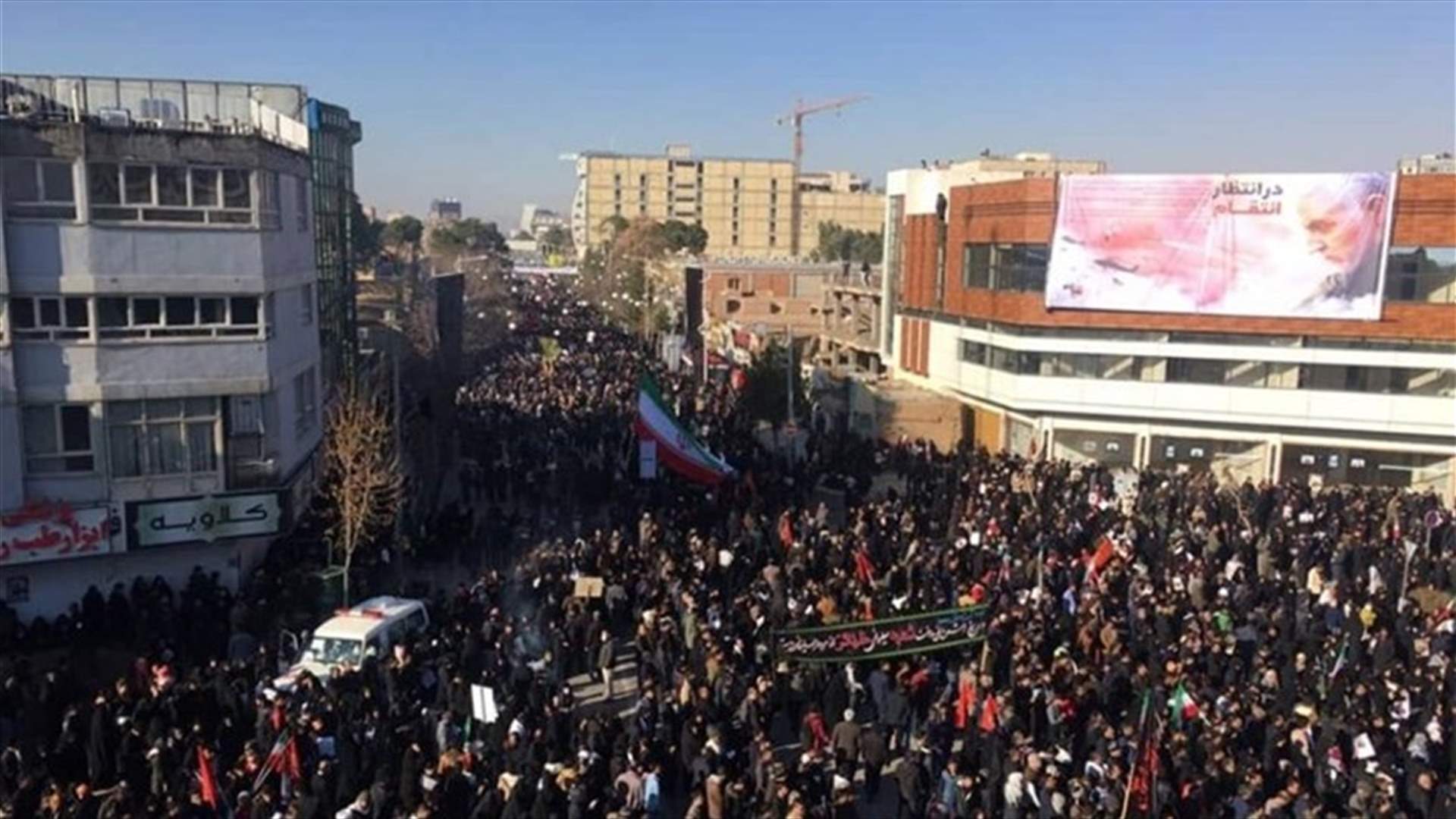 حشود ضخمة تشارك بمراسم دفن سليماني بمسقط رأسه في كرمان (فيديو)