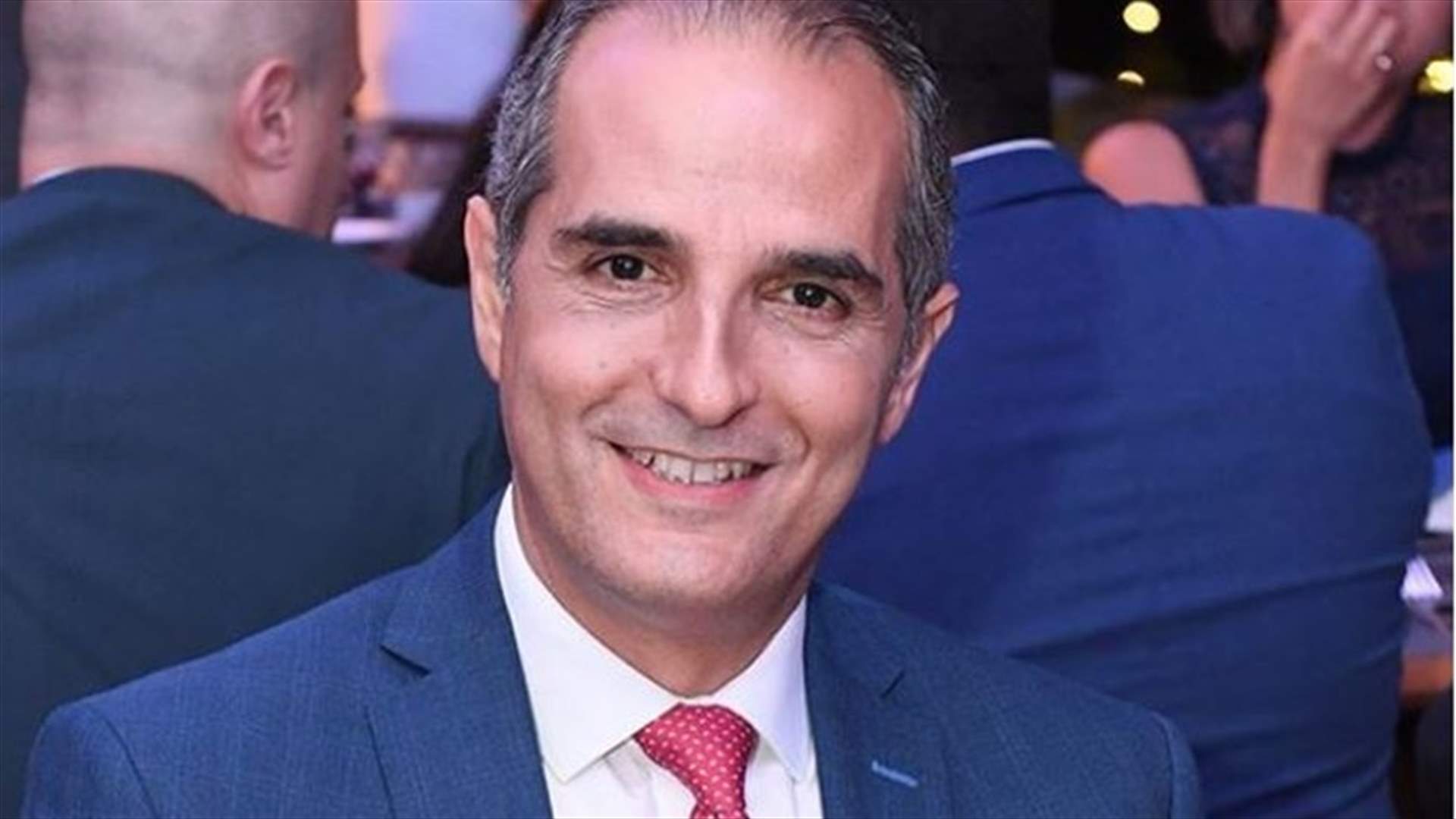 يزبك وهبي يتوسّط إعلاميات الـ LBCI خلال نشرة الأخبار..."الأسود يليق بهنّ" (صورة)