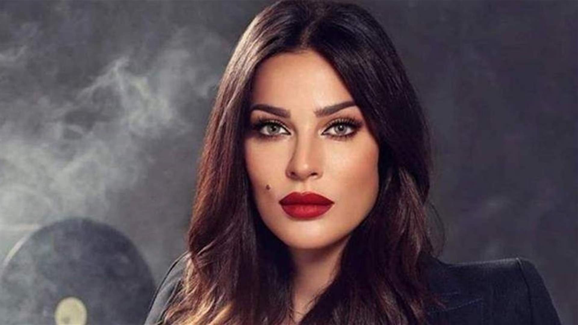 نادين نسيب نجيم تدخل في نوبة ضحك بسبب ما فعله ابنها في السيارة (فيديو)
