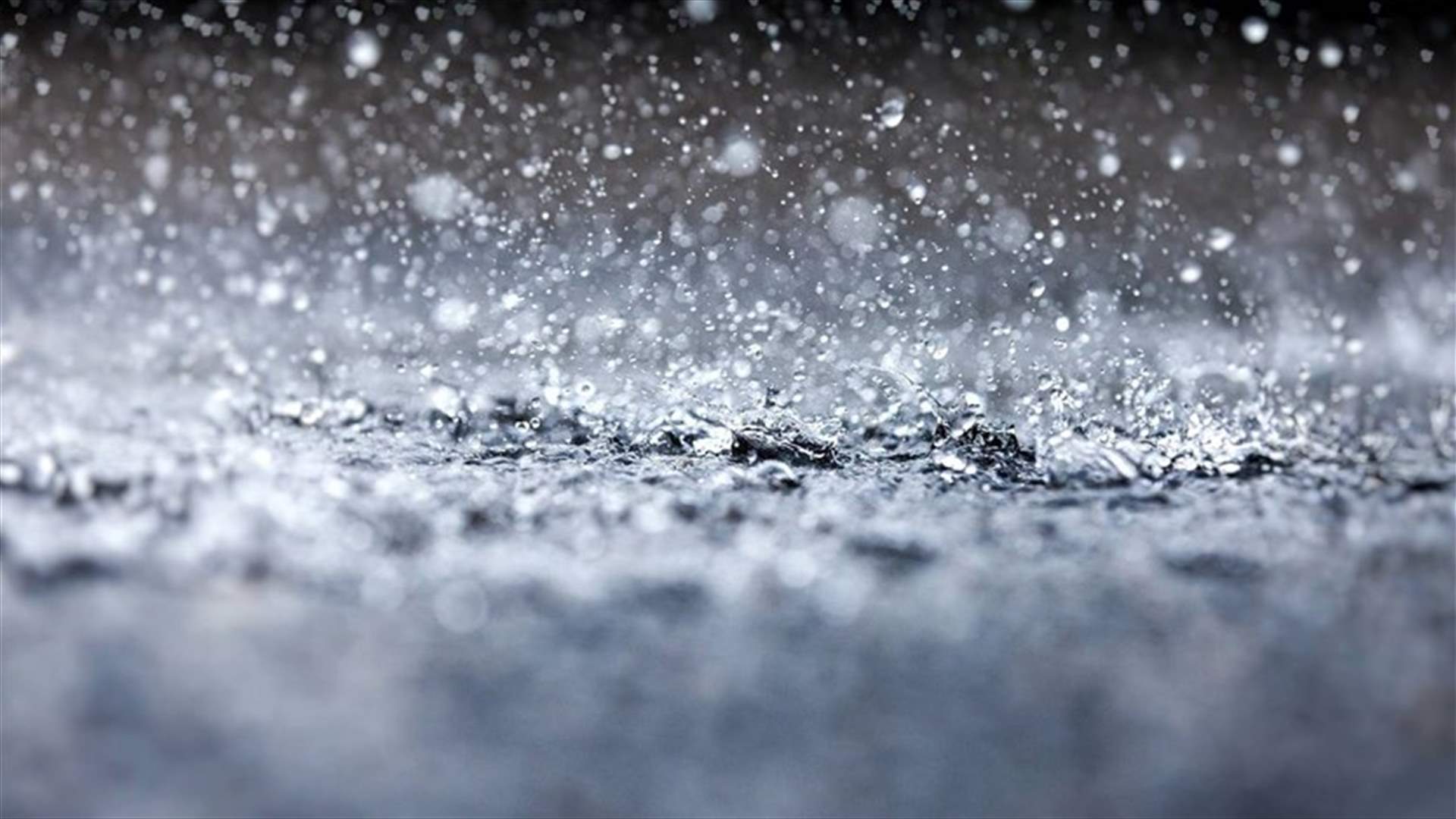 السيول اغرقت الطرق في صور وتسببت بانهيار احد الجدران...