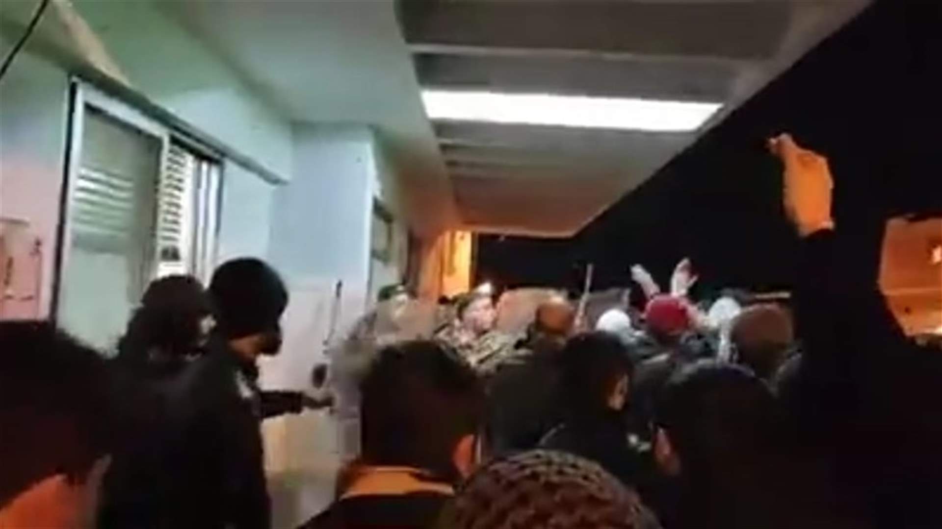 محتجون دخلوا الى شركة كهرباء قاديشا في البحصاص احتجاجًا على التقنين والجيش يتدخل  (فيديو)