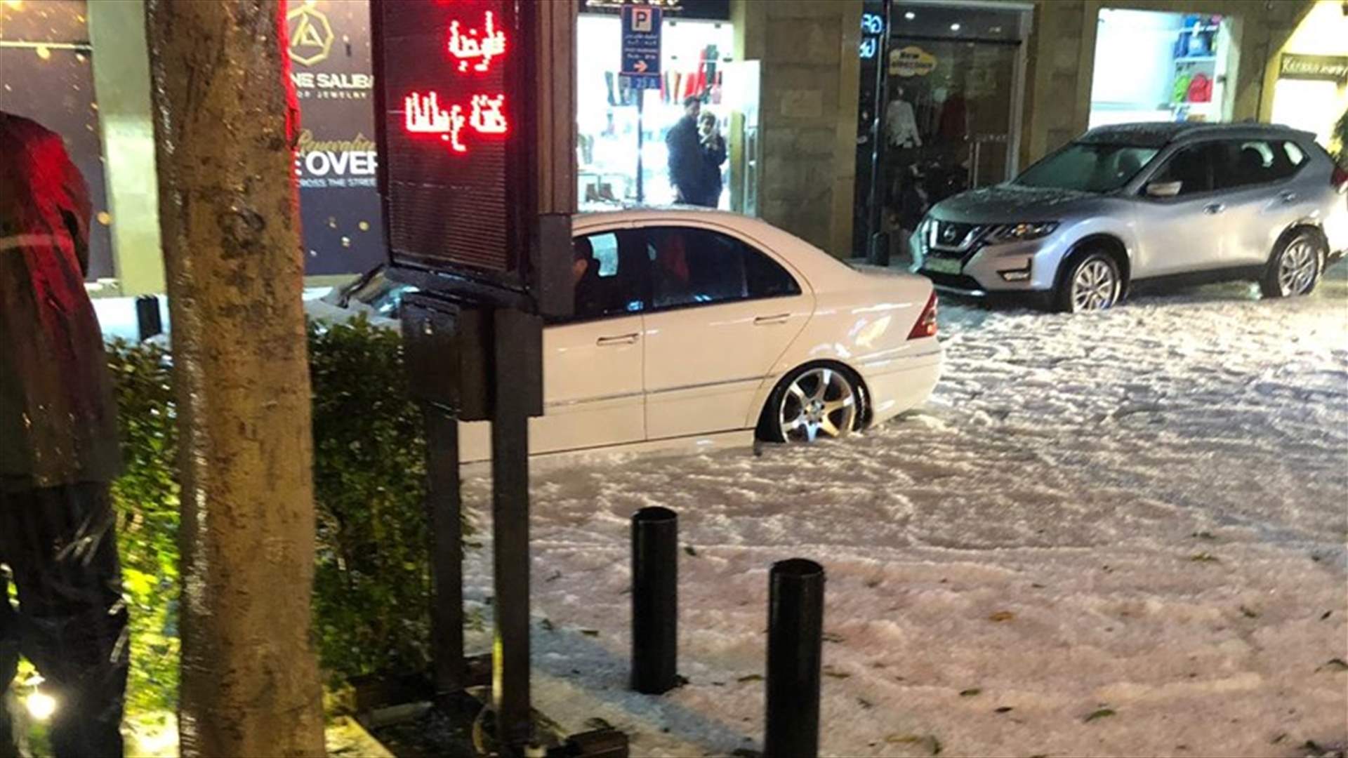 الابيض يغطي طرقات جبيل اثر تساقط حبات البرد الكثيفة... (صور وفيديو)