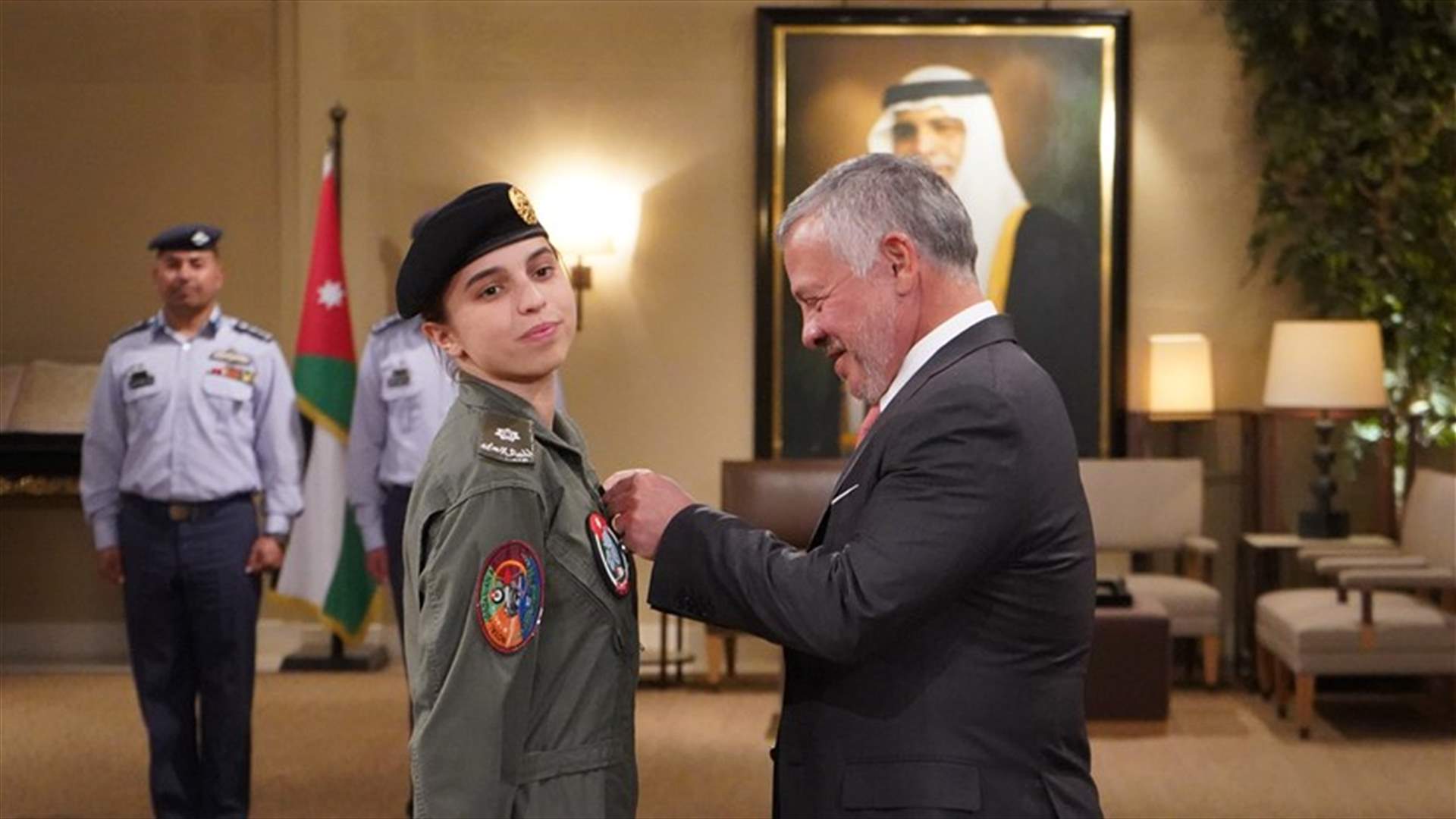 الملك عبدالله الثاني يقلد ابنته الأميرة سلمى جناح الطيران... أول فتاة أردنية في هذا المنصب (صور)