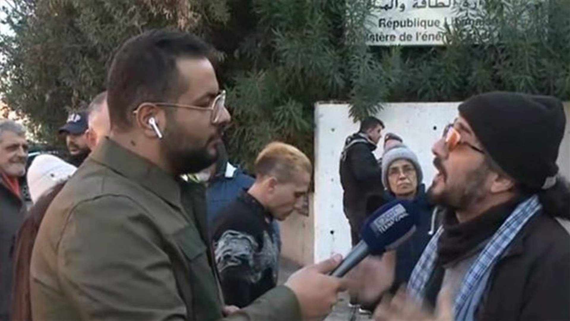 وقفات احتجاجية في عدد من المناطق اعتراضا على التقنين الكهربائي... (فيديو)