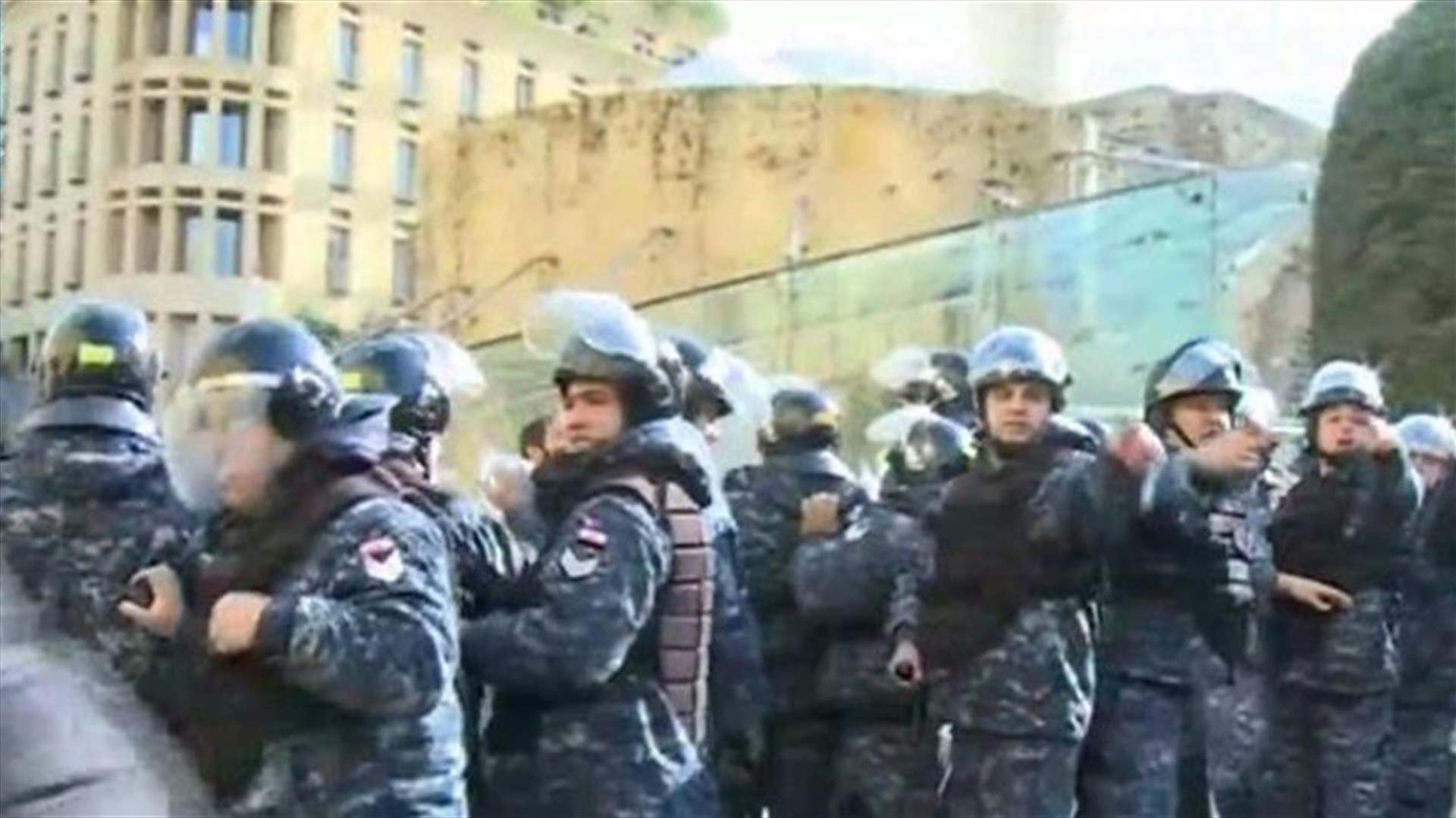 Protesters outside Beirut municipal building call on mayor to resign, others voice solidarity (Video)