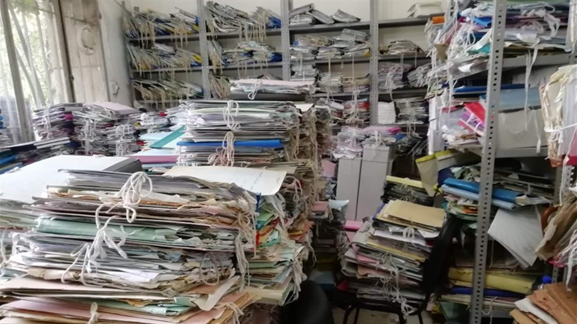 صور صادمة لأحد مكاتب السجل التجاري...