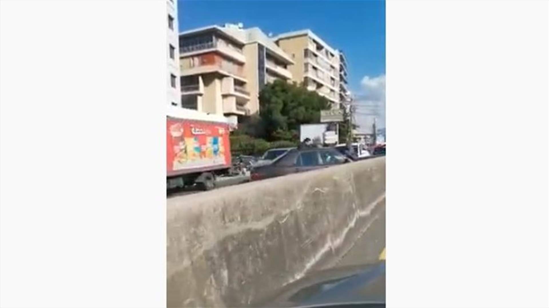 زحمة سير بسبب تصادم بين مركبتين على اوتوستراد جونية المسلك الغربي محلة صربا (فيديو)