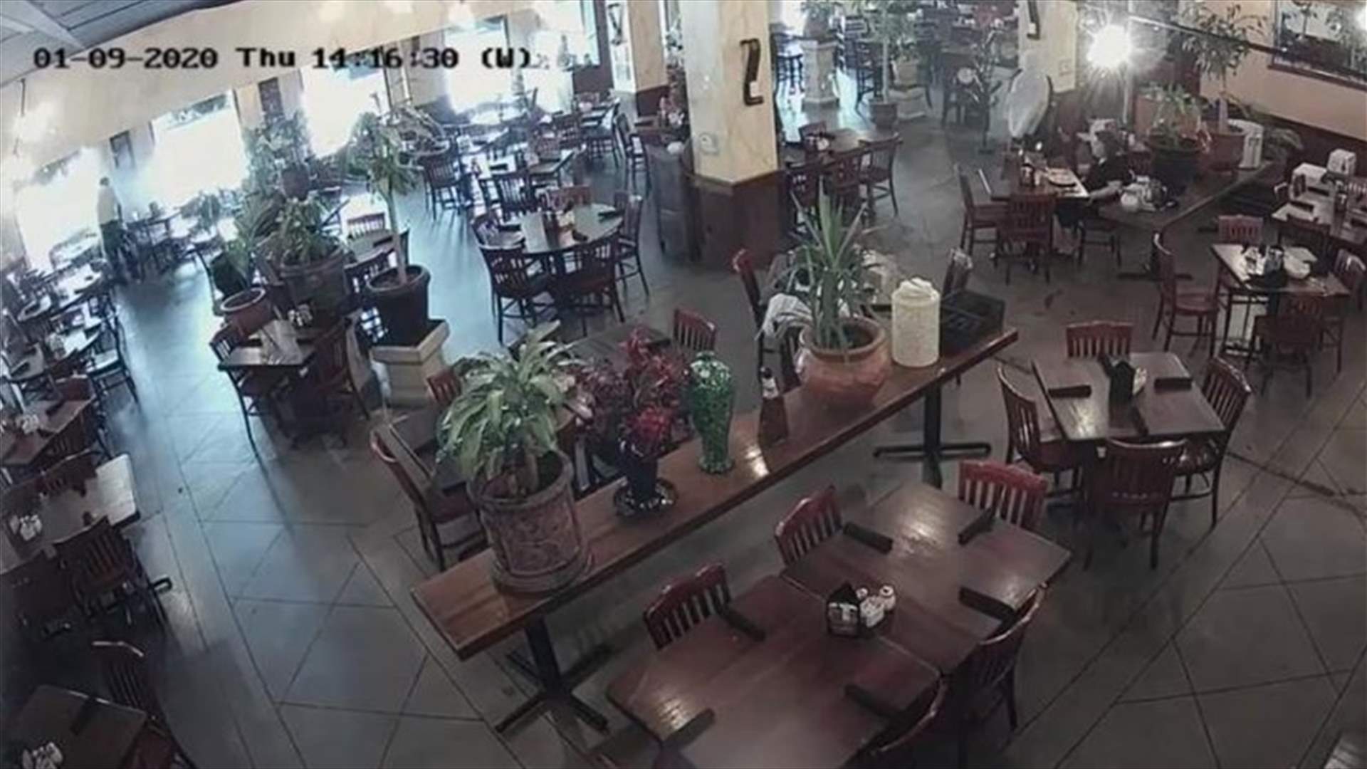 "إطار طائر" حطم واجهة مطعم... فيديو وثّق المشهد!