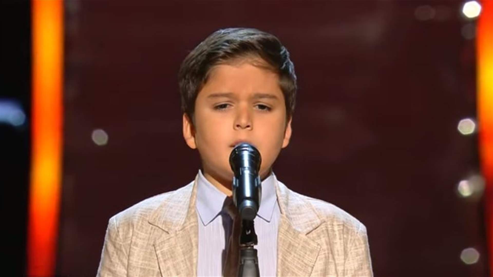طفل لبناني يهز كراسي مدربي The Voice Kids... مارون بو عبسي يطرب الجميع بأغنية لفيروز! (فيديو)