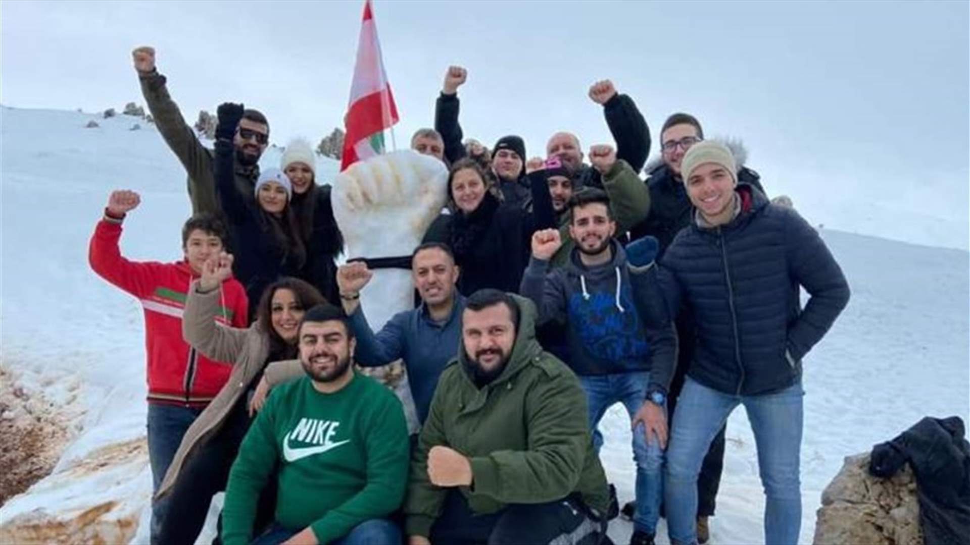 صنع مجسم لقبضة الثورة من الثلج في خراج شبعا
