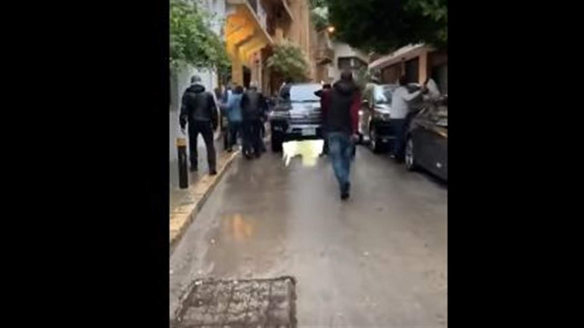 بعد الاشكال بين العاملين والمحتجين... المطعم في بيروت يعتذر