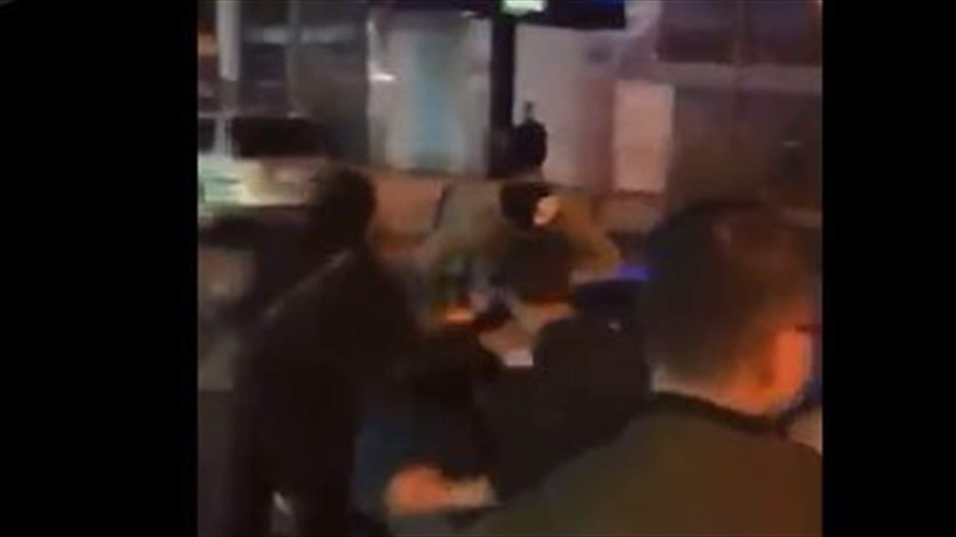 سيارة تصرّ على المرور خلال قطع الطريق في الصيفي... وفيديو يظهر محاولة دهس أحد المحتجين
