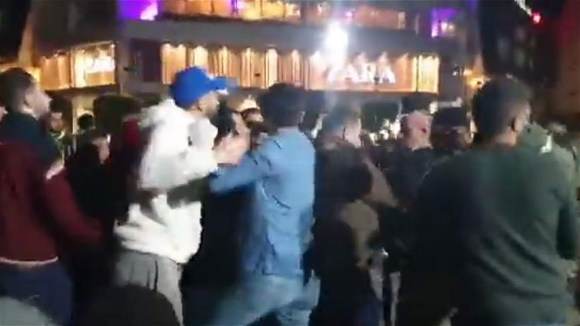 إشكال بين متظاهرين وعناصر من الجيش في ساحة ايليا - صيدا... (فيديو)