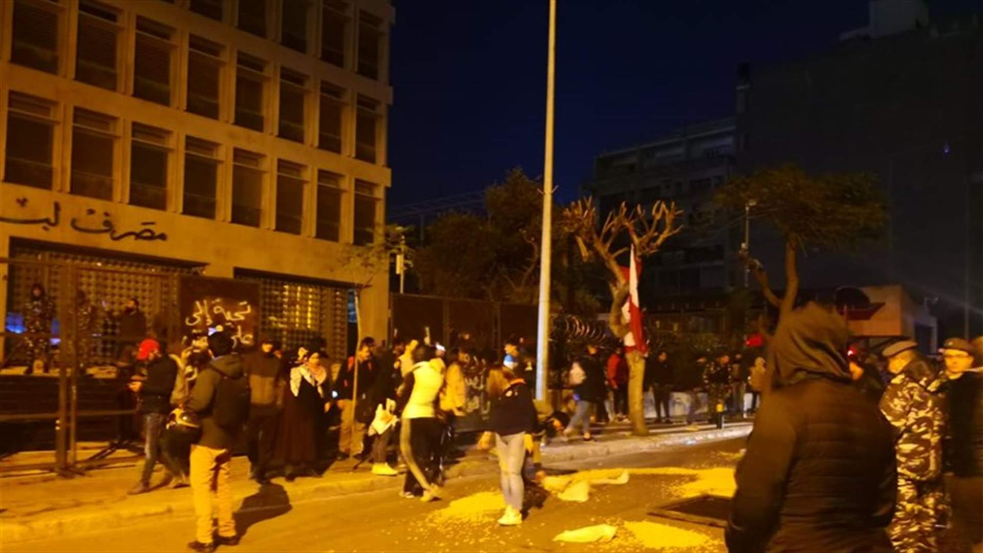 اعتصام وقطع للطريق... ماذا يحصل أمام مصرف لبنان في الحمرا؟ (فيديو)