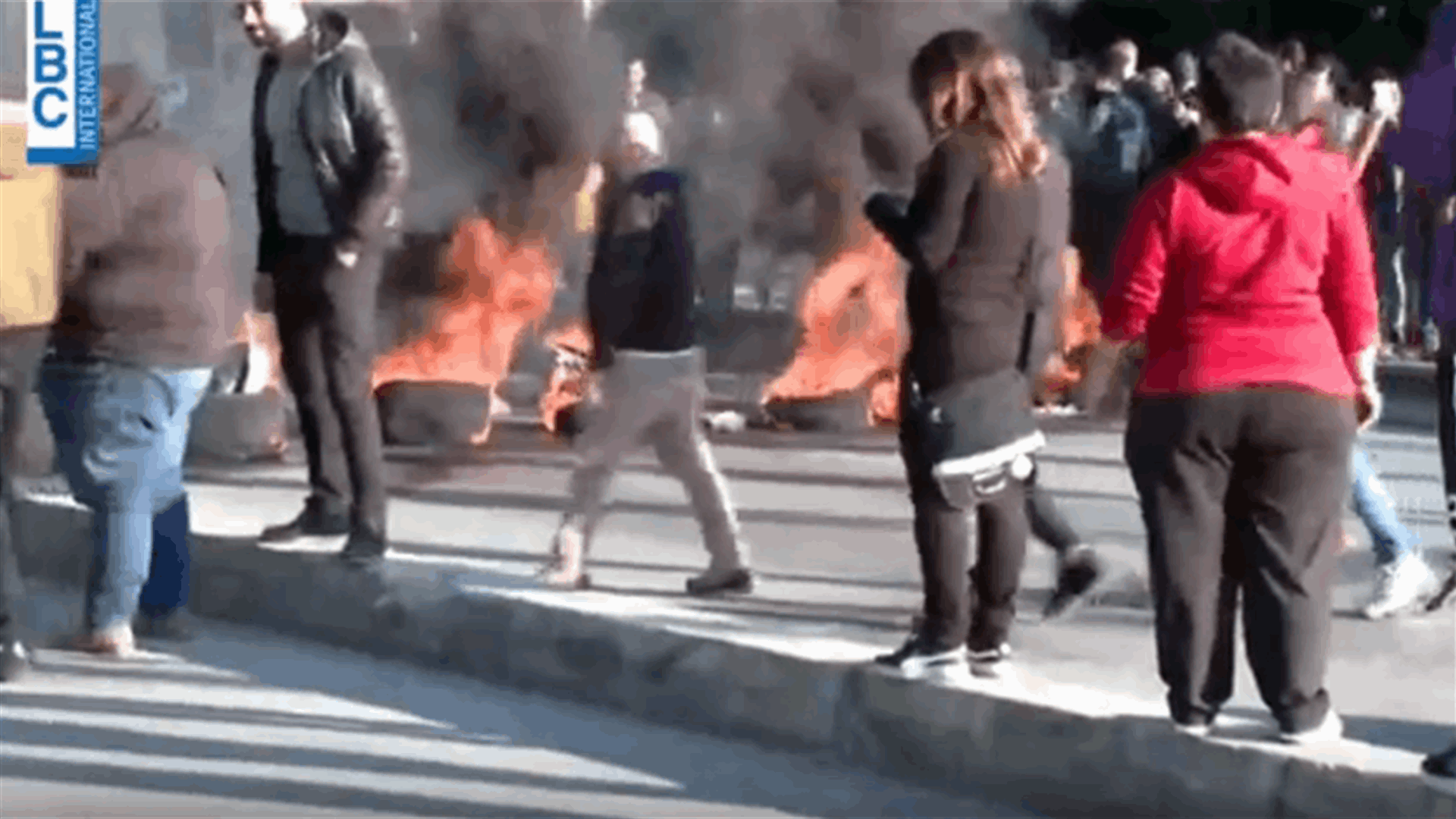 قطع أوتوستراد الحازمية من قبل المحتجين (فيديو)