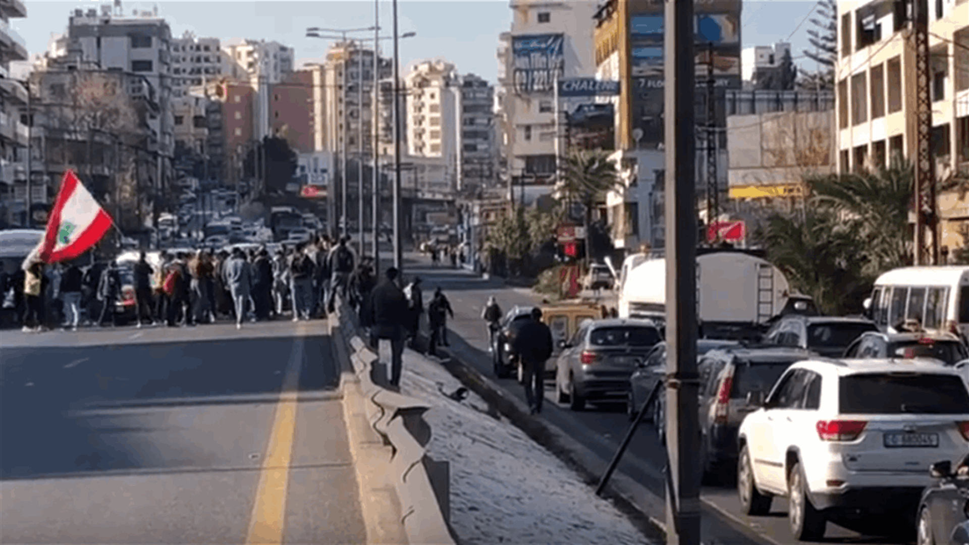 قطع اوتوستراد جونية بالاتجاهين (فيديوهات)