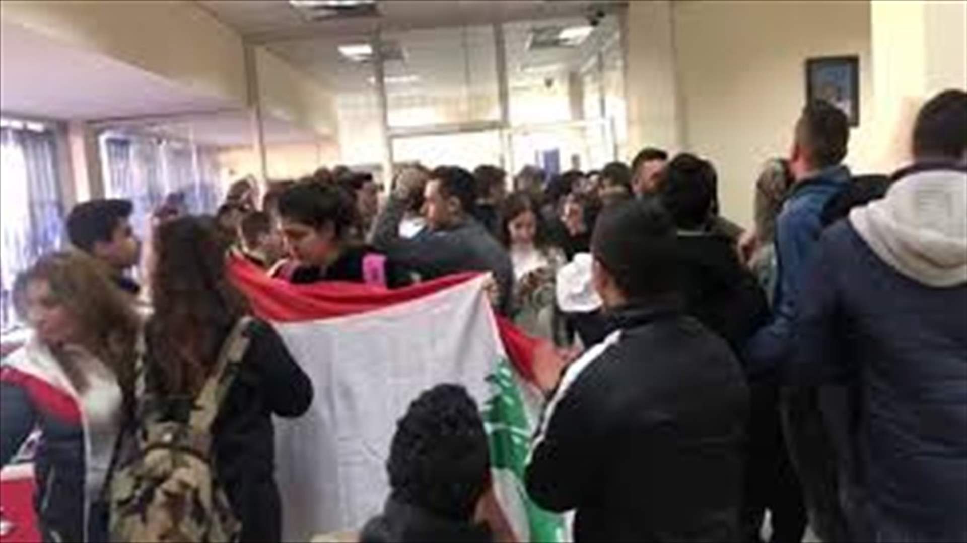 دخول المحتجين إلى مركز أوجيرو في جبيل (فيديوهات)