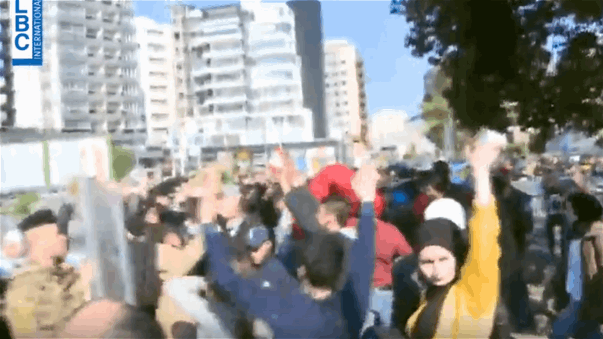 اشكال بين الجيش والمحتجين في البحصاص- طرابلس (فيديو)