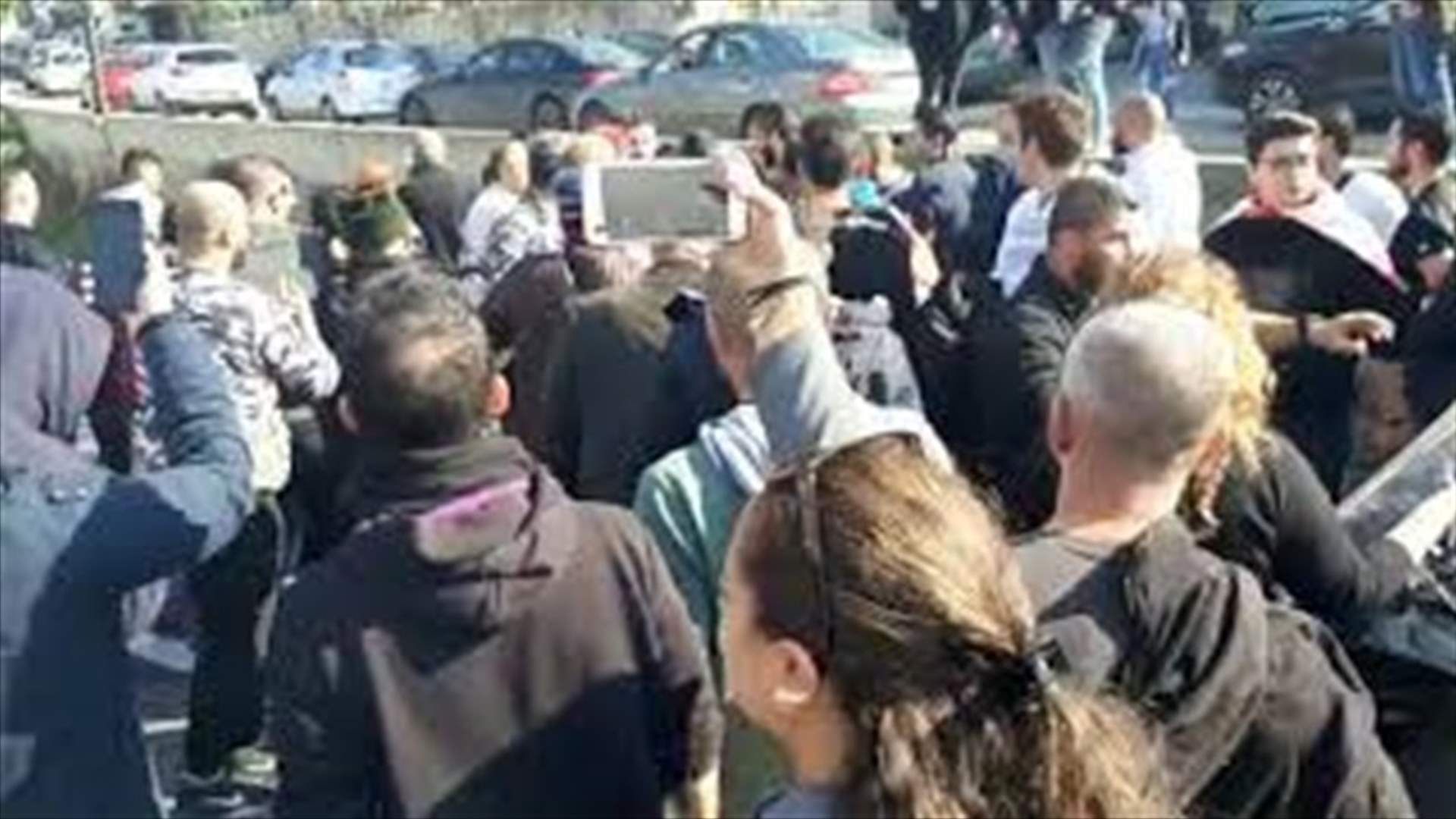 إشكال بين المتظاهرين وعدد من الأشخاص على اوتوستراد جونية (فيديو)