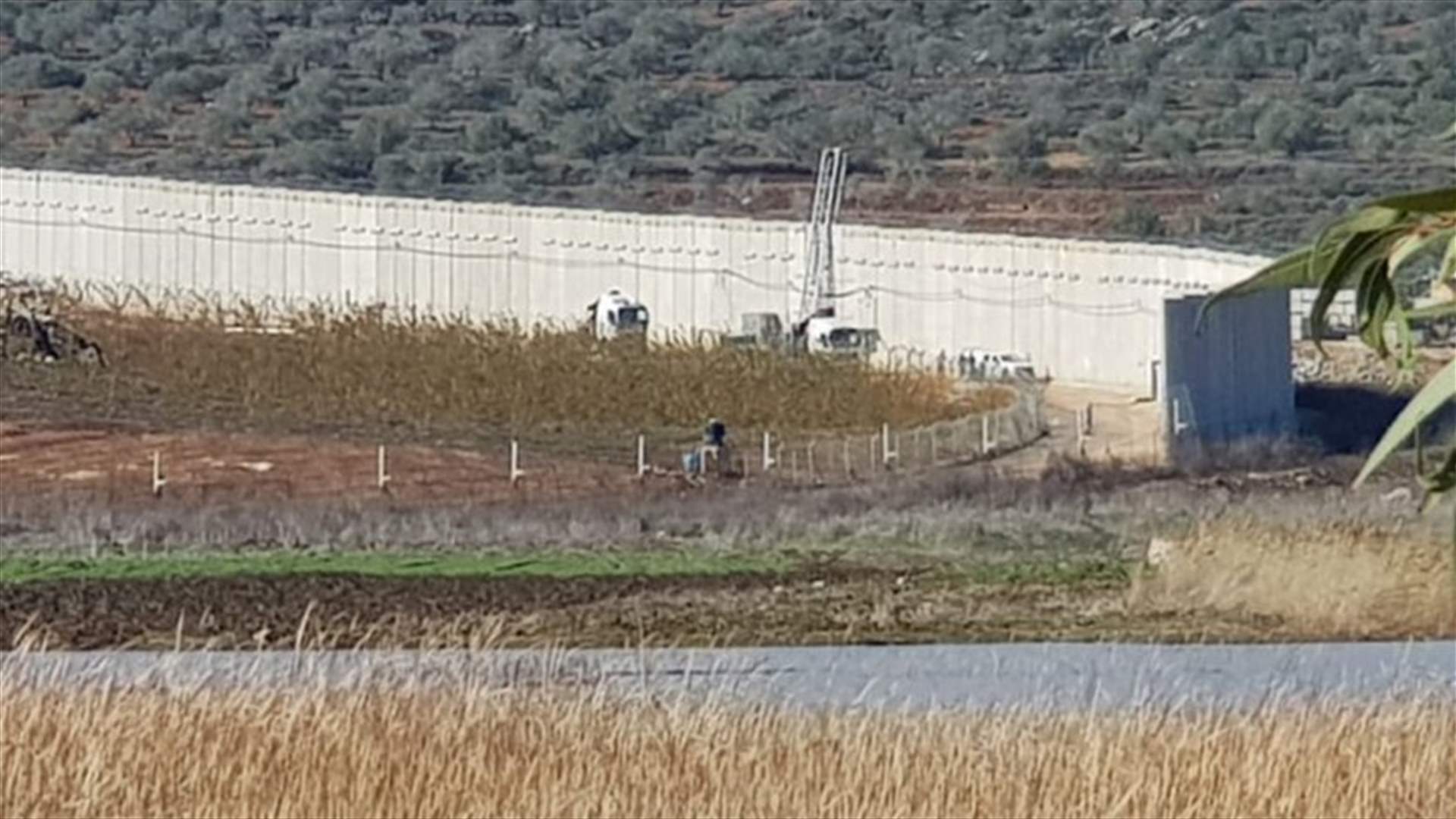 الجيش الاسرائيلي ركز غرفة متنقلة خلف الجدار الاسمنتي قبالة سهل مرجعيون