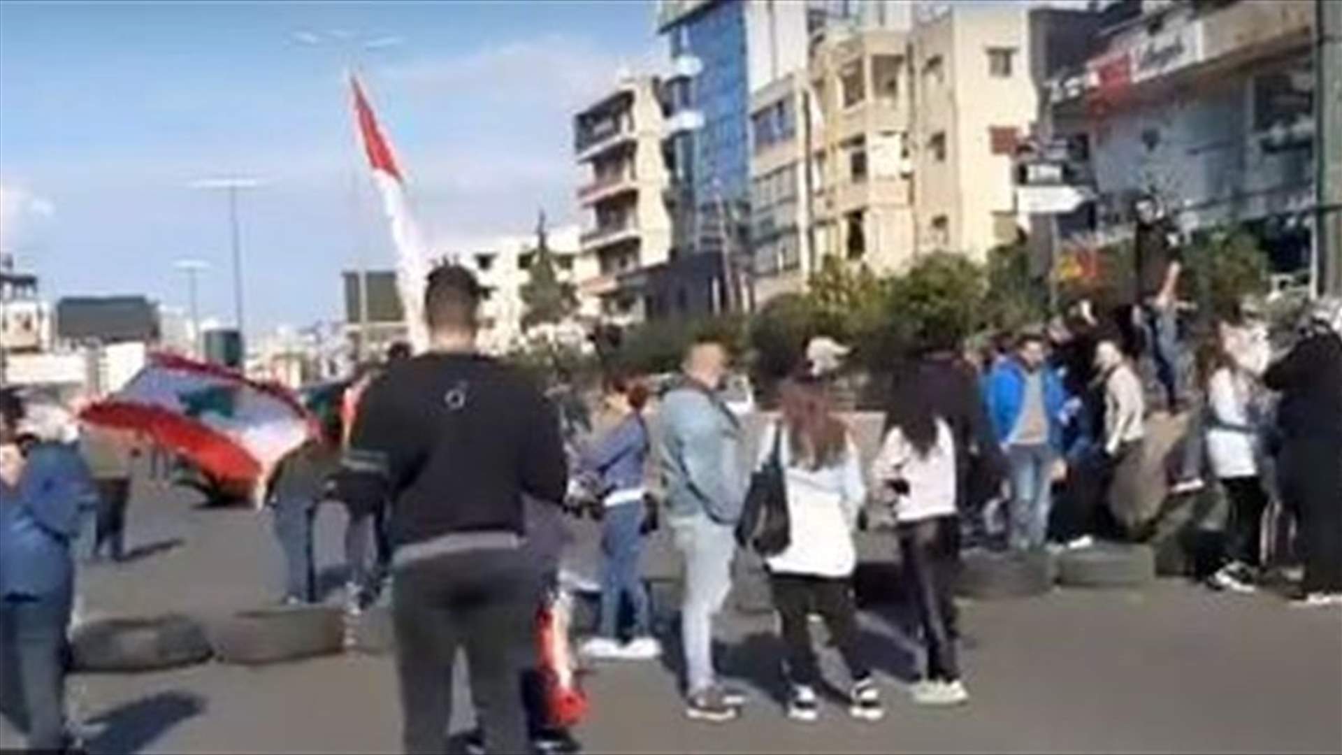Protesters block Zouk highway (Video)