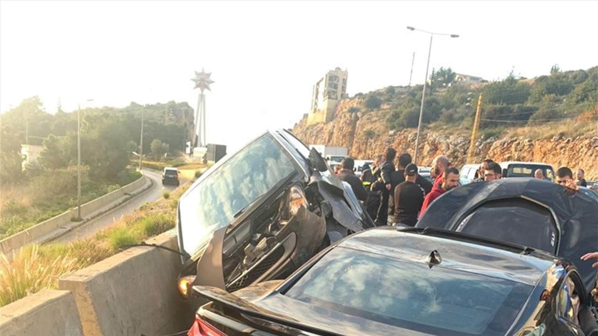 حادث سير بين 3 سيارات على اوتوستراد كازينو لبنان باتجاه جونية (صور)