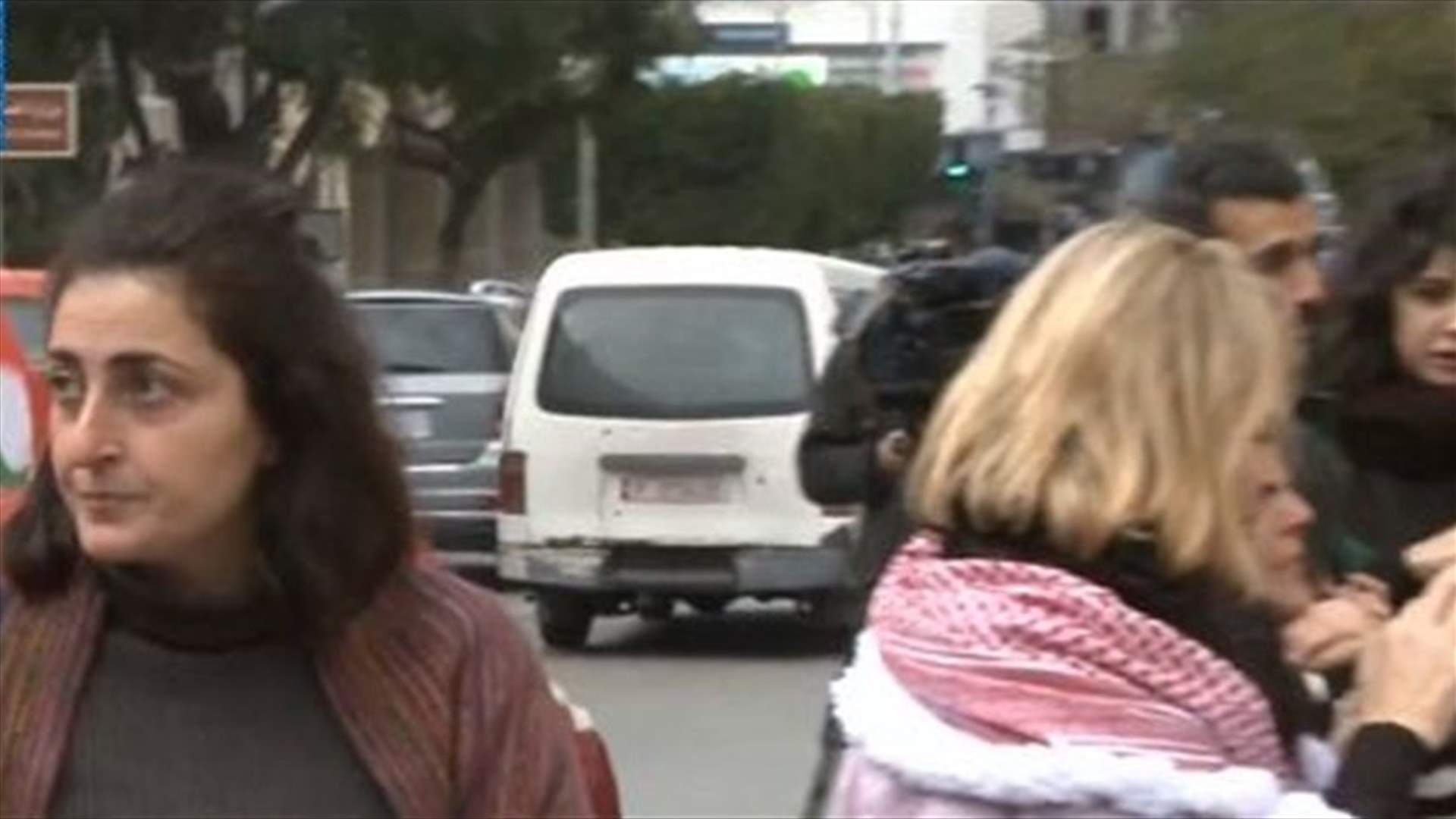 Sit-in staged outside central bank in Hamra (Video)