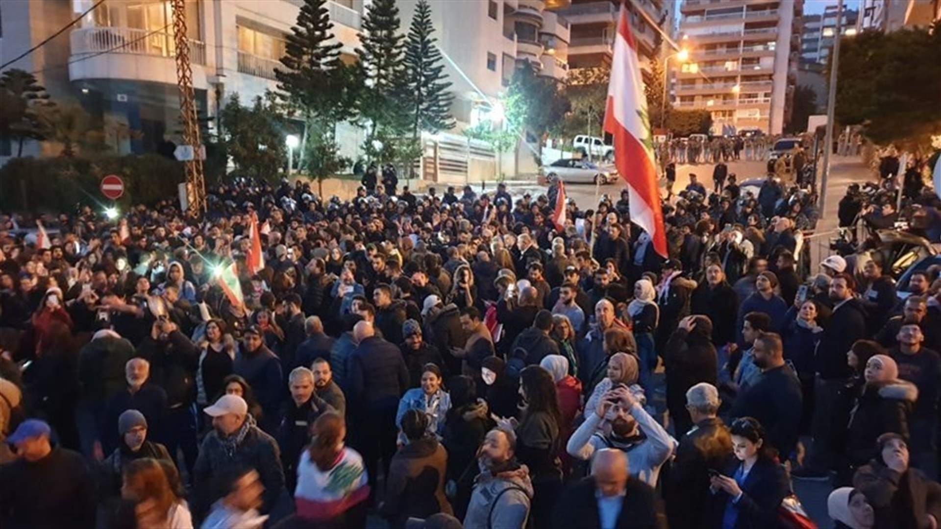 Demonstrators gather outside Hassan Diab’s residence in Tallet al-Khayat (Video)