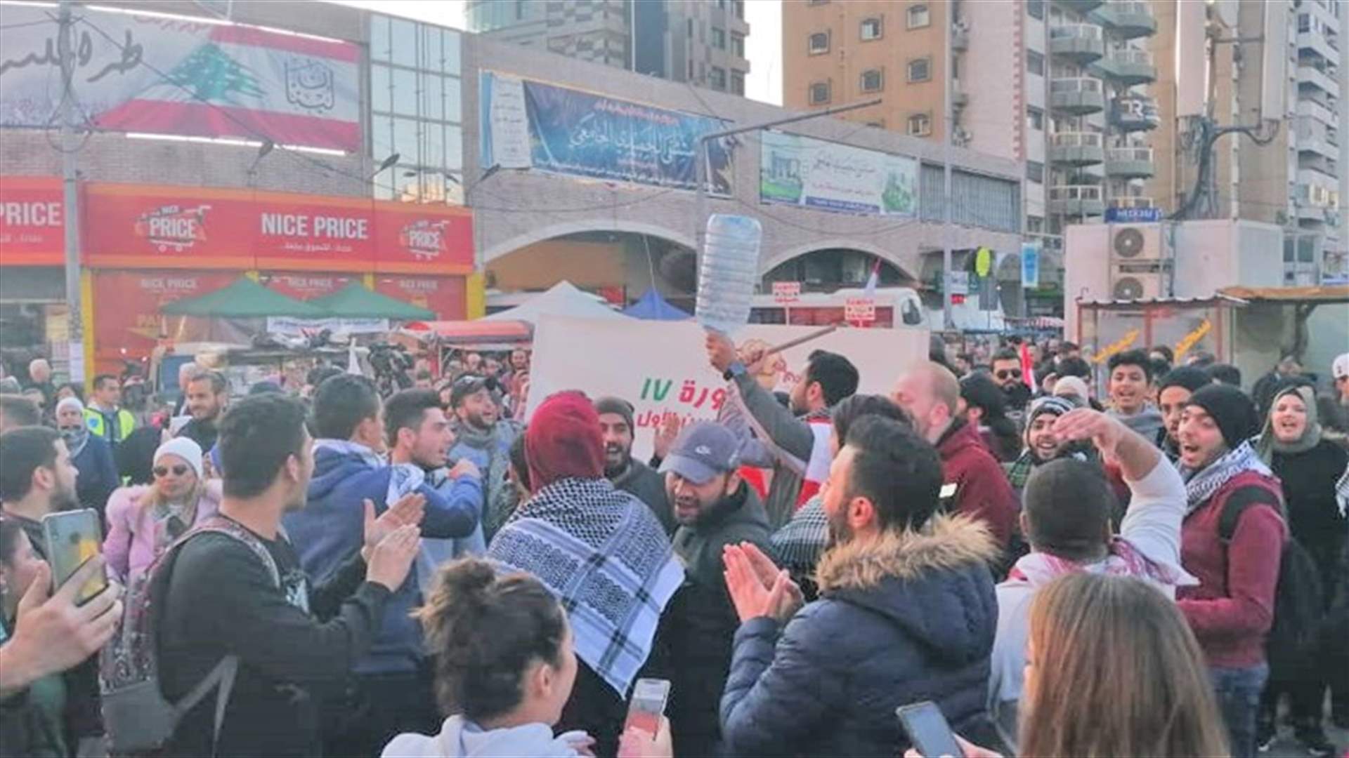 تظاهرة راجلة انطلقت من ساحة النور وجابت شوارع طرابلس