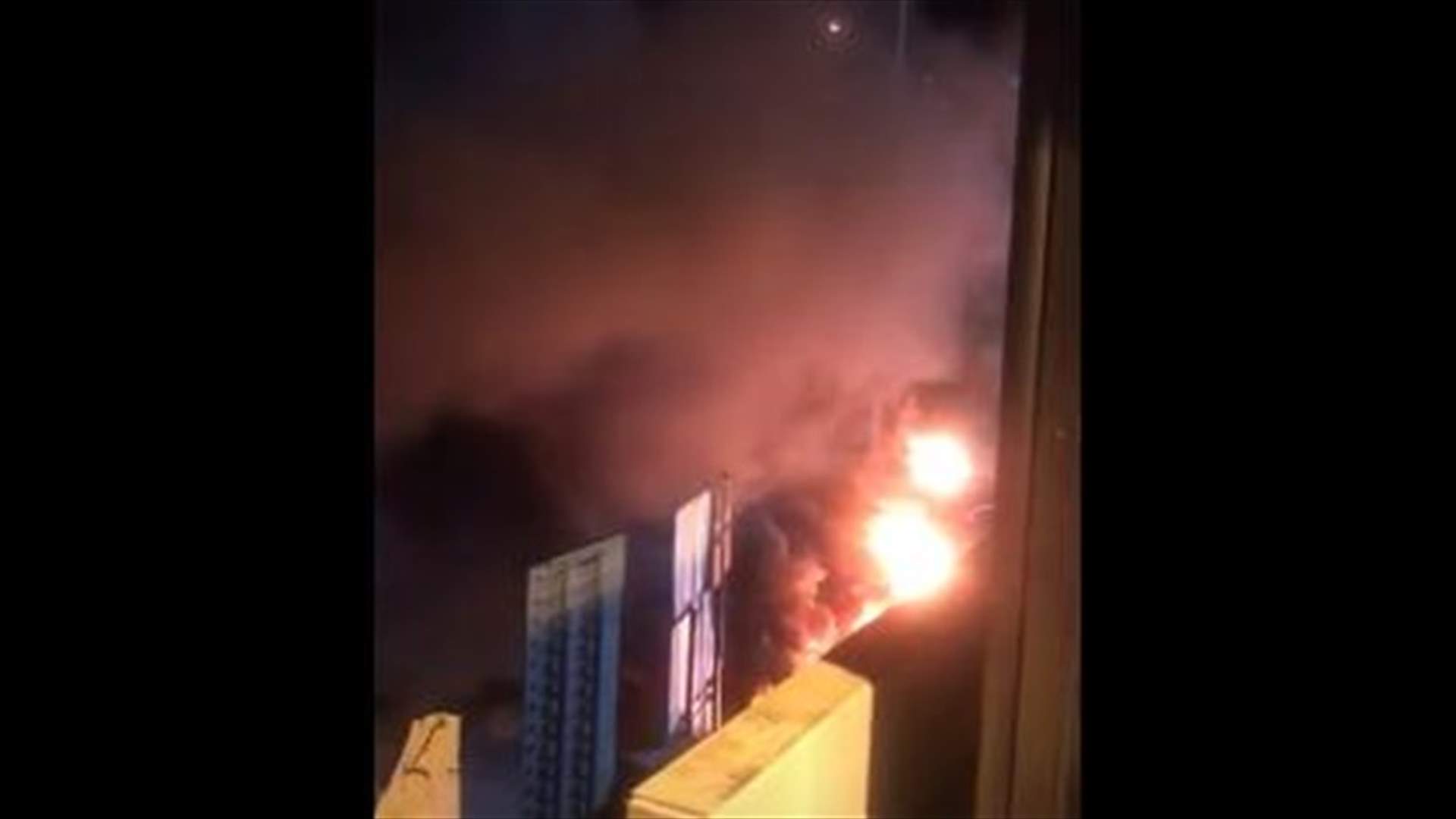 قطع اوتوستراد البوار بالاطارات المشتعلة (فيديو)