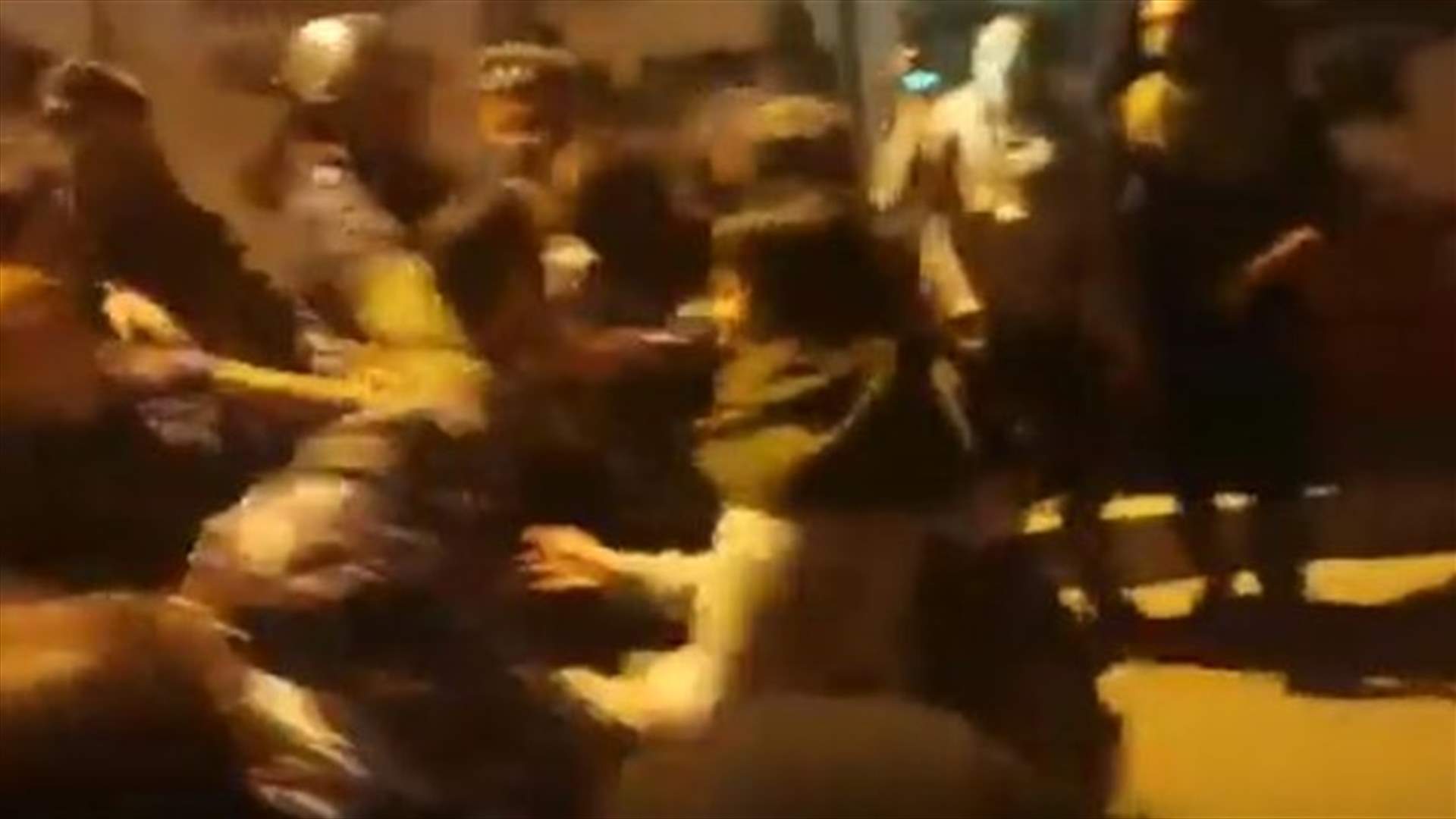 اشكال بين المحتجين والقوى الامنية في محيط مصرف لبنان المركزي... (فيديو)