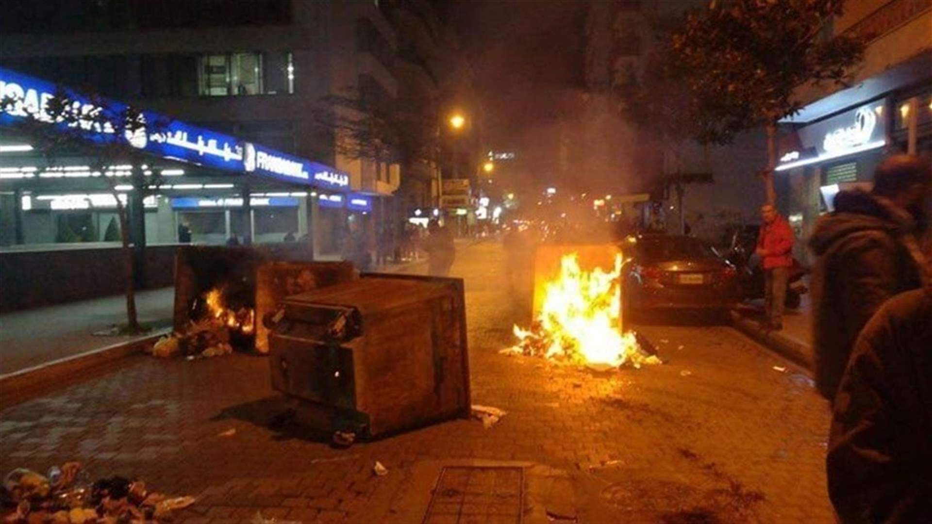 Confrontations continue between protesters and riot police outside central bank in Hamra (Video)