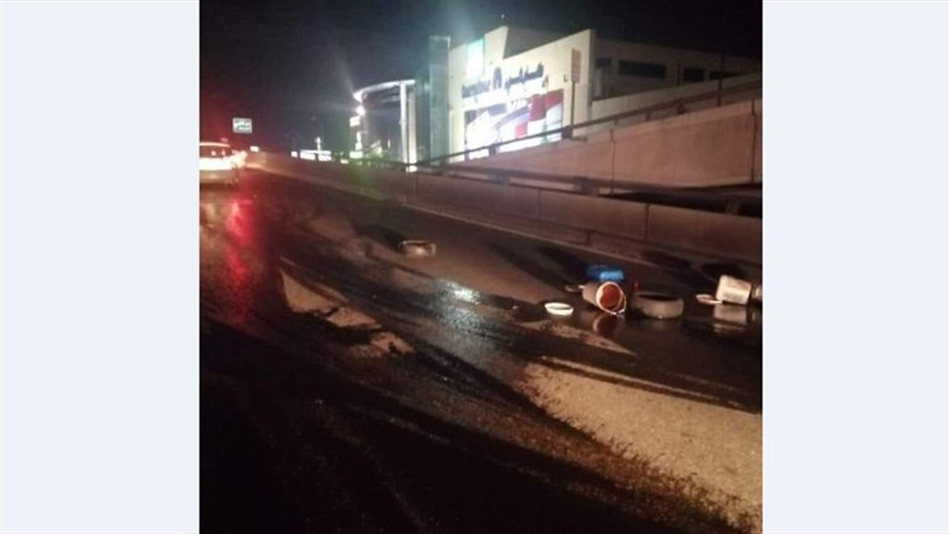 محتجون يلقون مادتي الزيت والمازوت على محوّل نهر الموت (صورة)