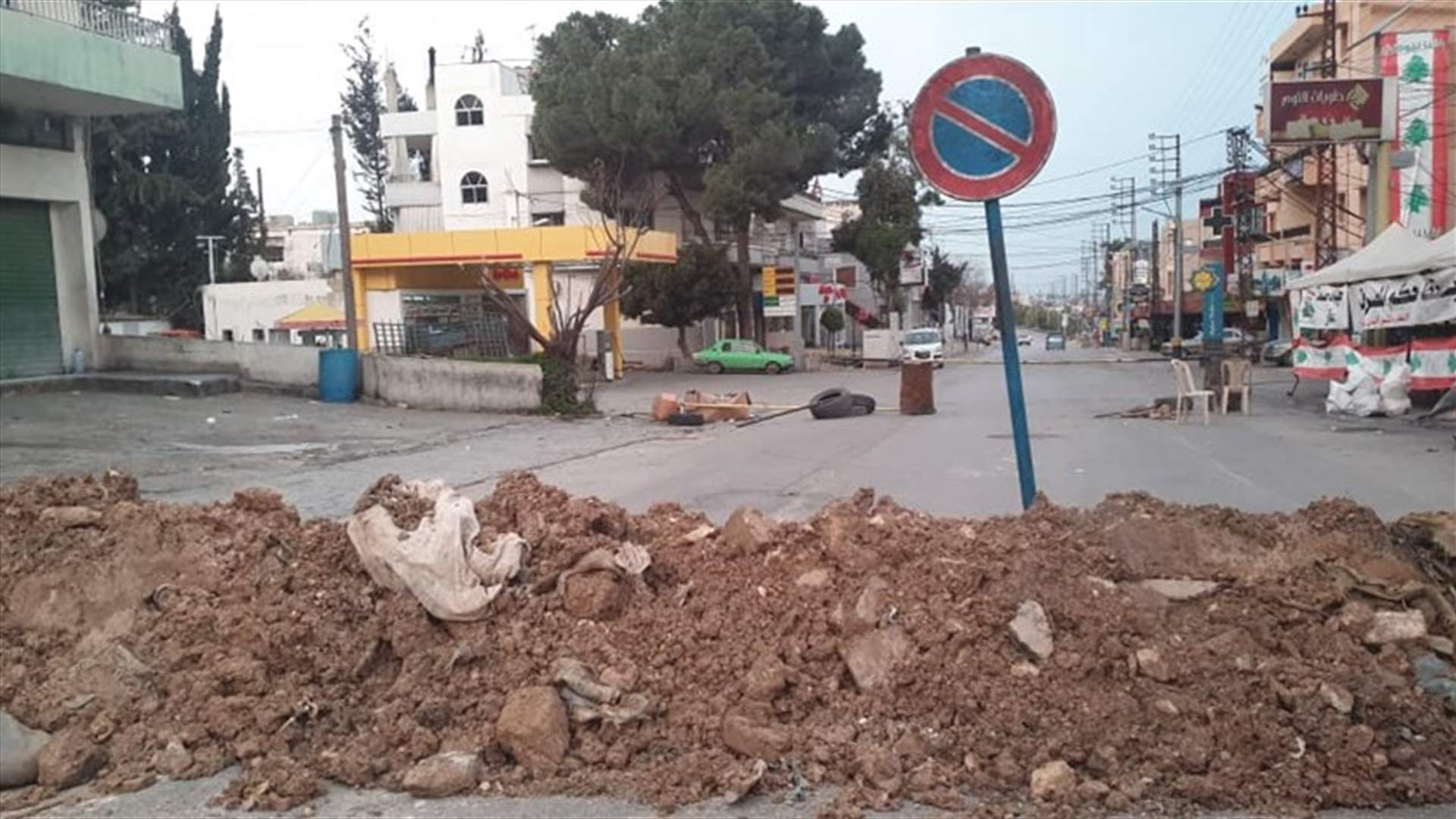 قطع طريق عام حلبا