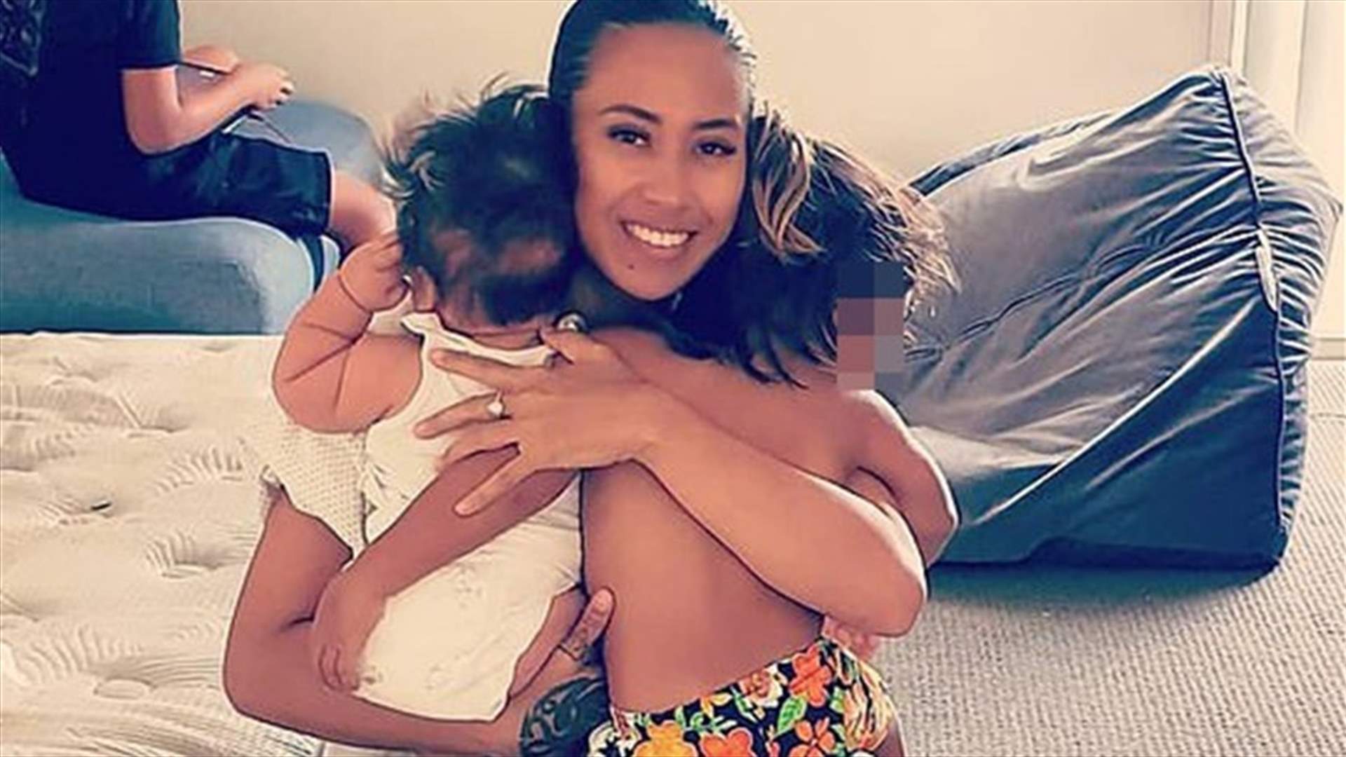 سيدة تثير الضجة... ترضع طفلها خلال القيادة على الطريق السريع! (صور)