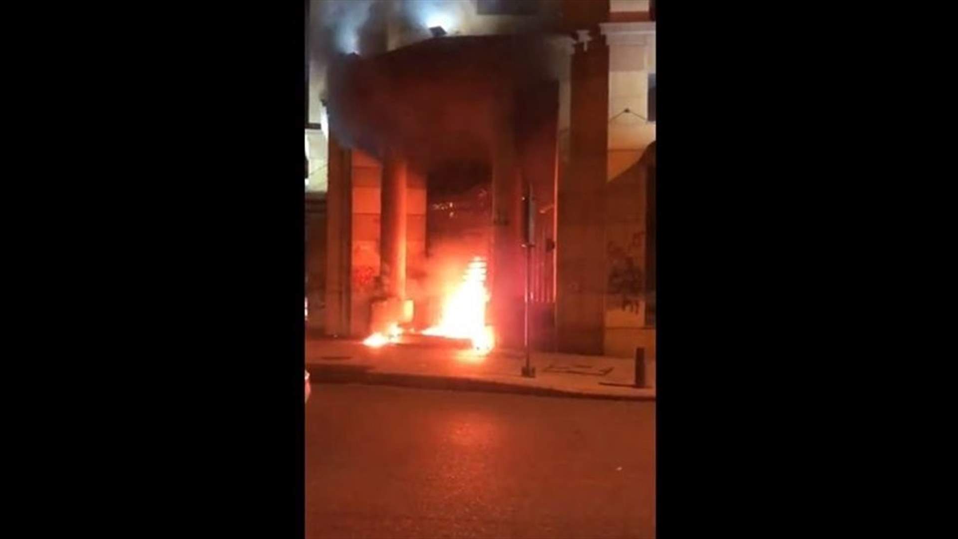Truth behind fire at the entrance of Association of Banks’ building in Beirut (Video)