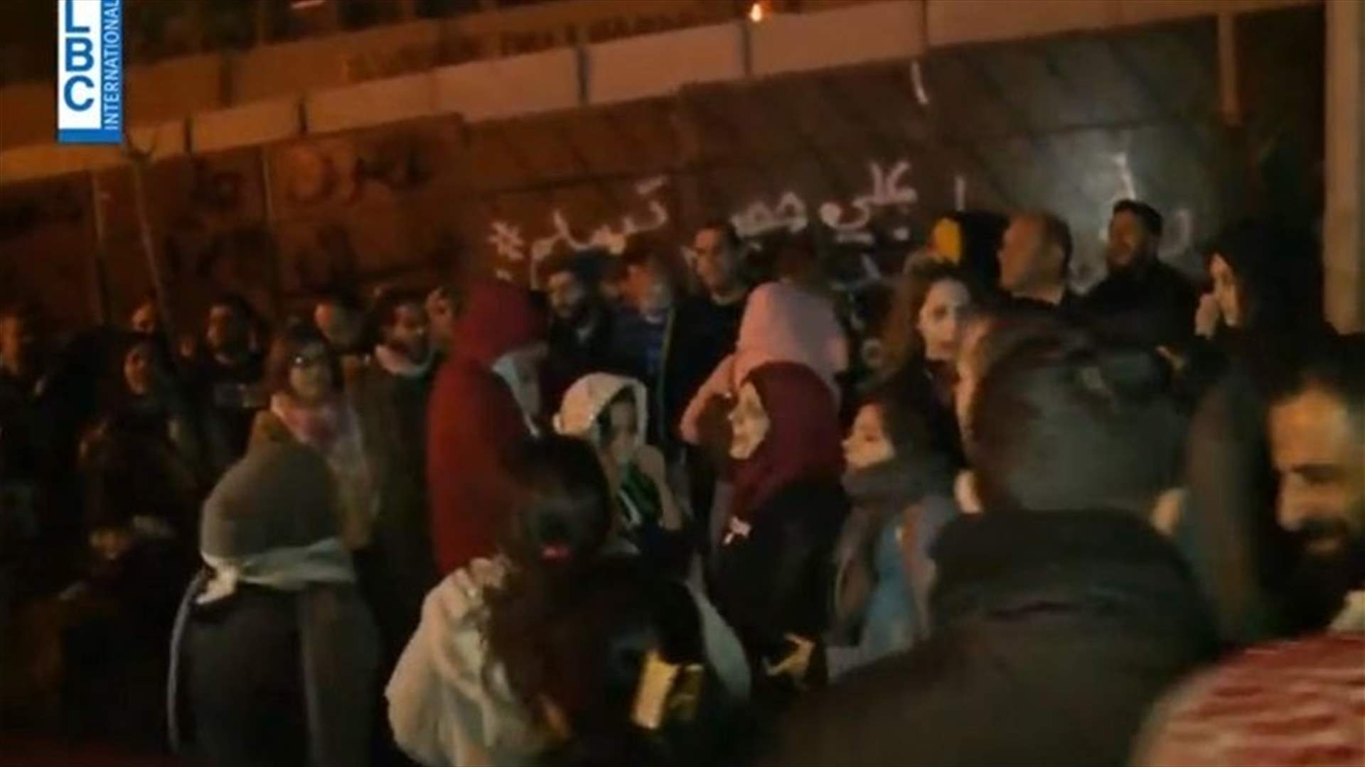 Movement staged outside central bank in Hamra (Video)