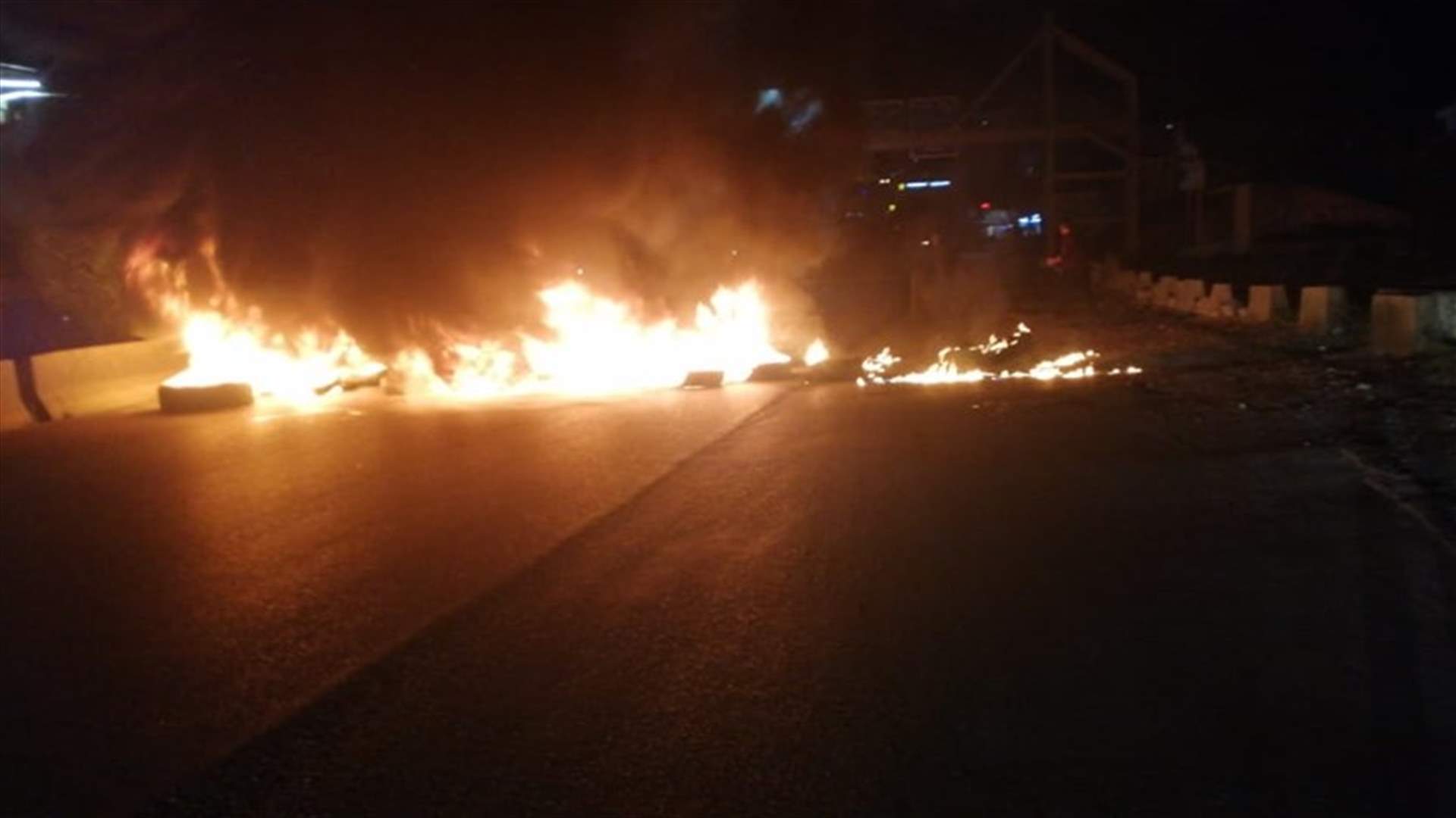 قطع اوتوستراد جبيل على المسلك الغربي بالاطارات المشتعلة (صورة)