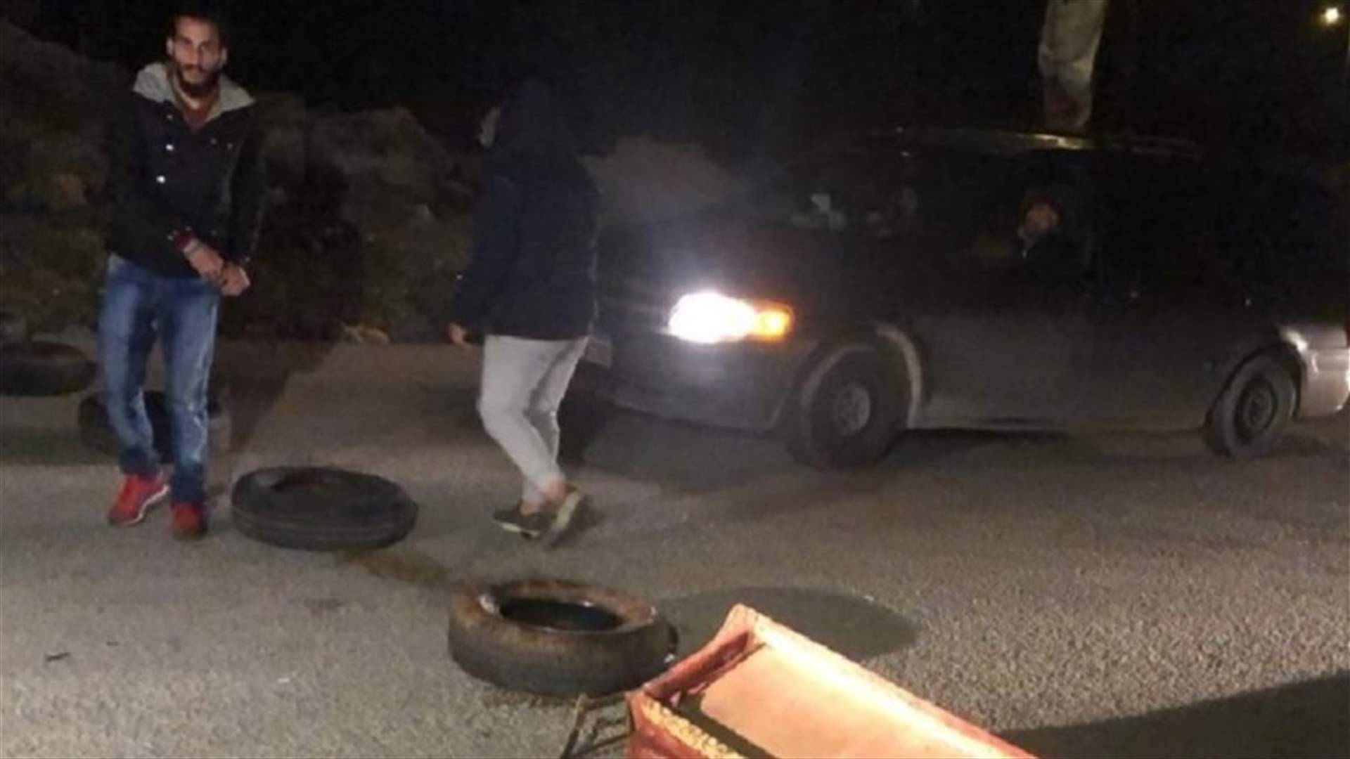 قطع طريق حاصبيا مرجعيون عند مثلث سوق الخان بالاطارات وبعض العوائق