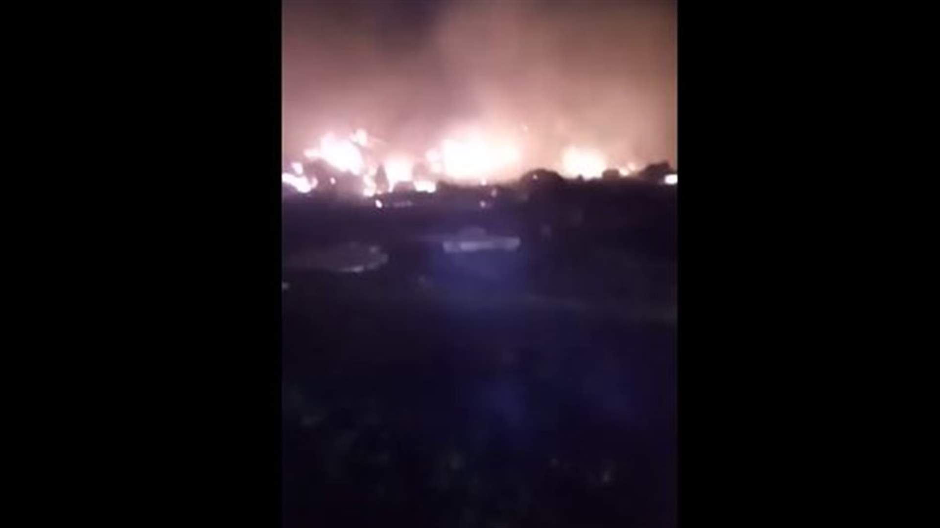 اندلاع حريق كبير داخل مخيم للنازحين في تل عباس الغربي (فيديو)