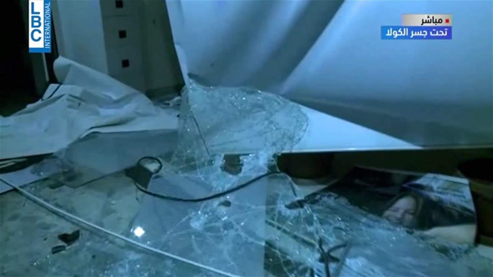 اقتحام أحد المصارف في محيط جسر الكولا وتحطيم محتوياته (فيديو)