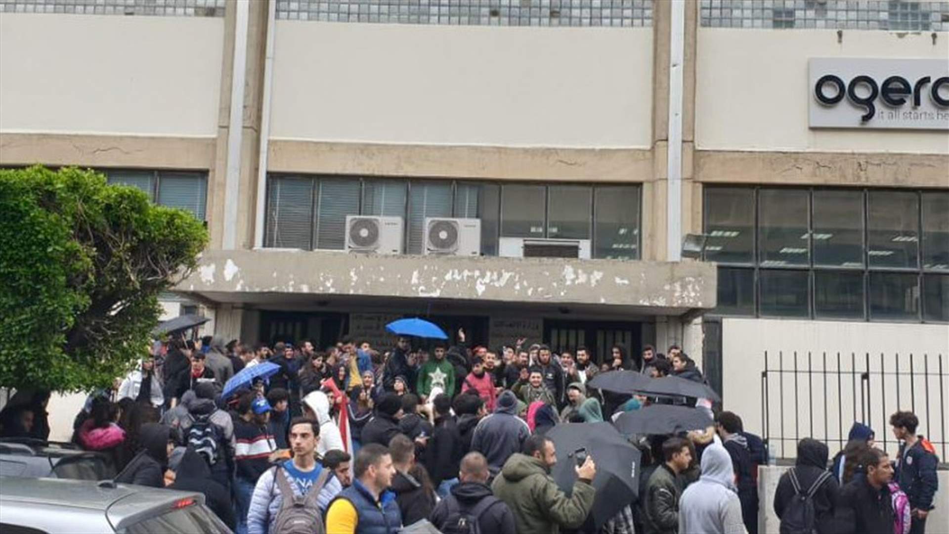 محتجون أمام اوجيرو في الجديدة (صور)